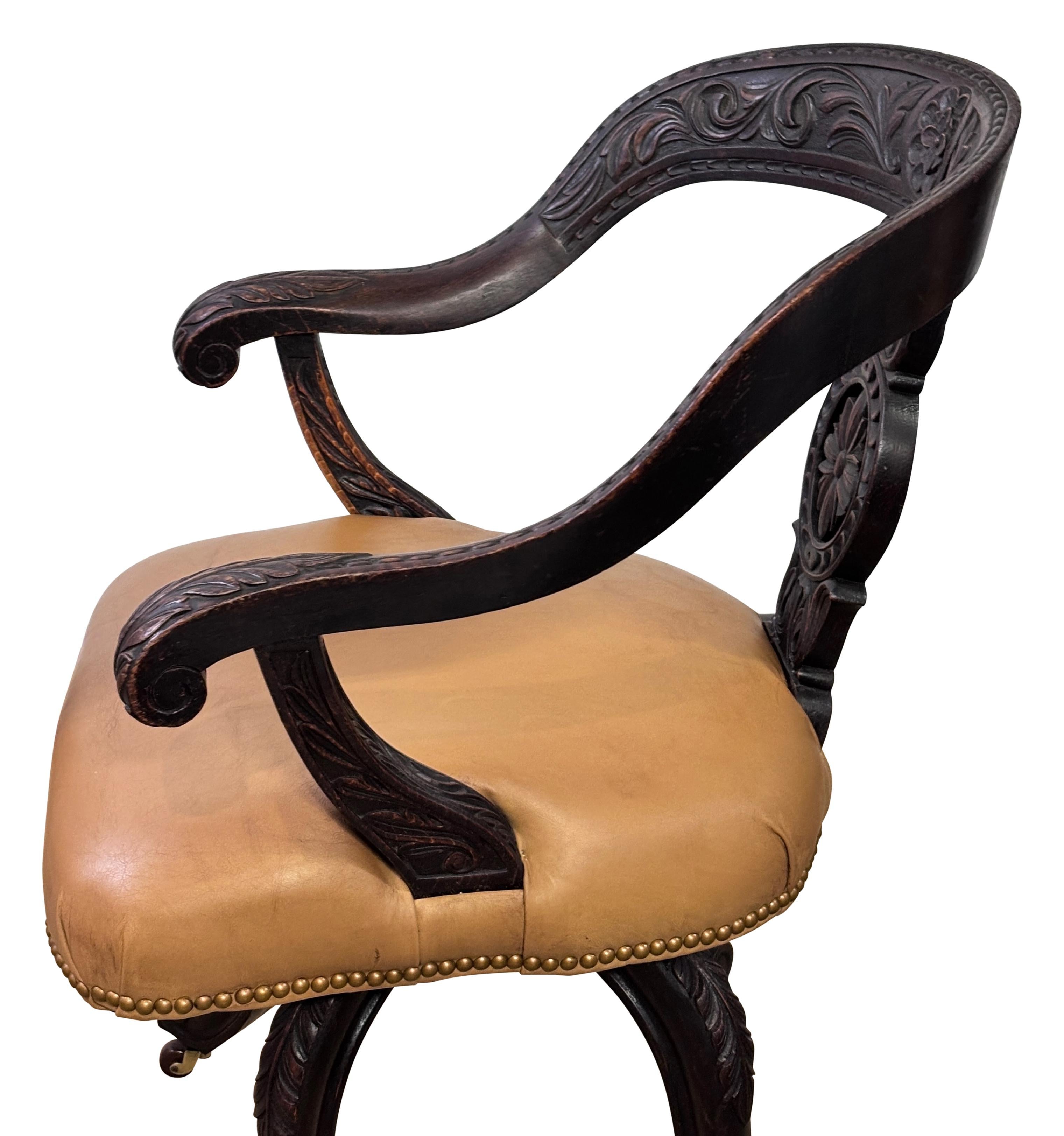 Silla de oficina de roble americano del s. XIX elaboradamente tallada c. 1895 Estadounidense en venta