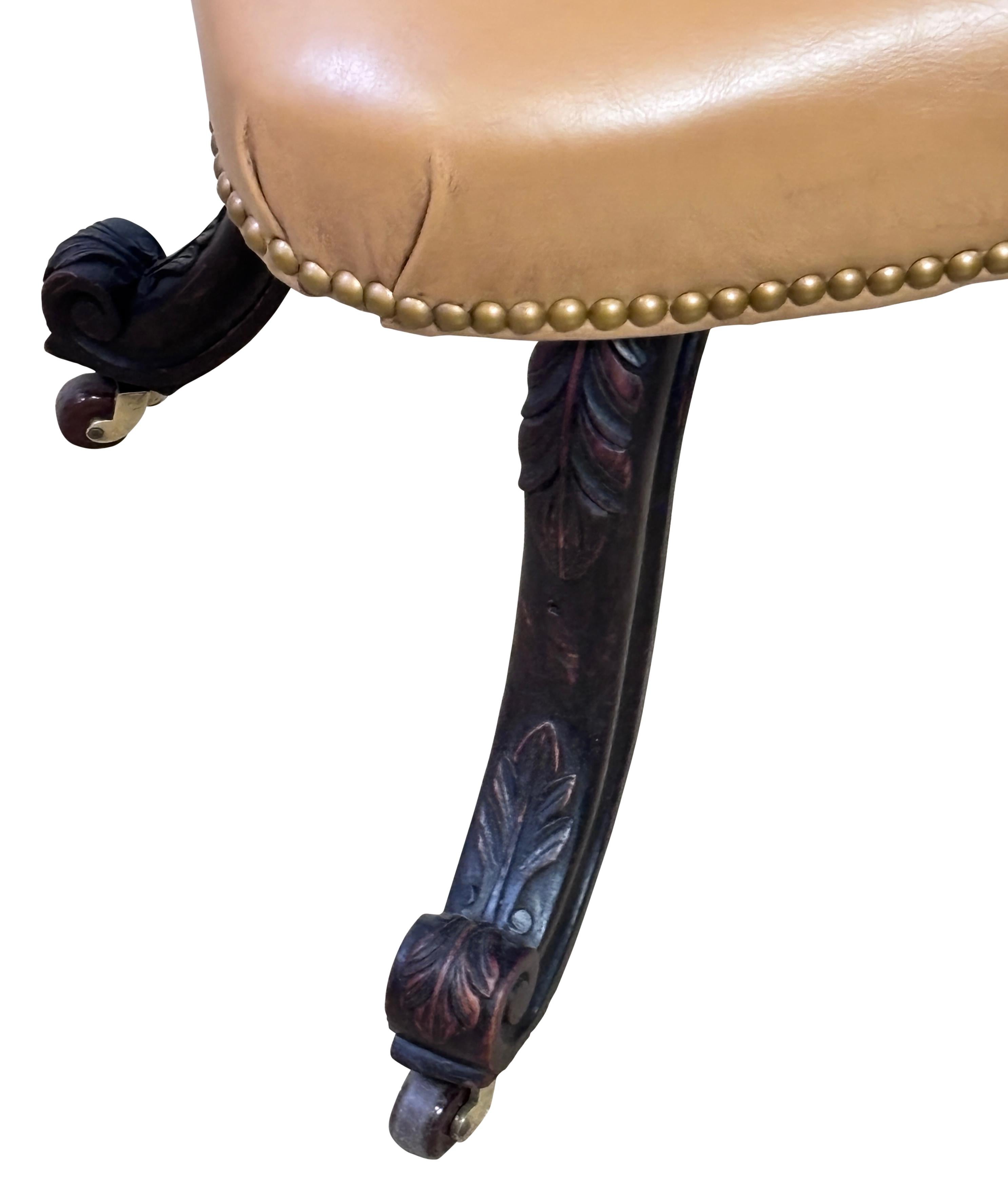 Silla de oficina de roble americano del s. XIX elaboradamente tallada c. 1895 siglo XIX en venta