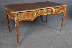 Schreibtisch im französischen Louis-XV-Stil aus dem 19. Jahrhundert mit Bronzebeschlägen von Joseph-Emmanuel Zwiener