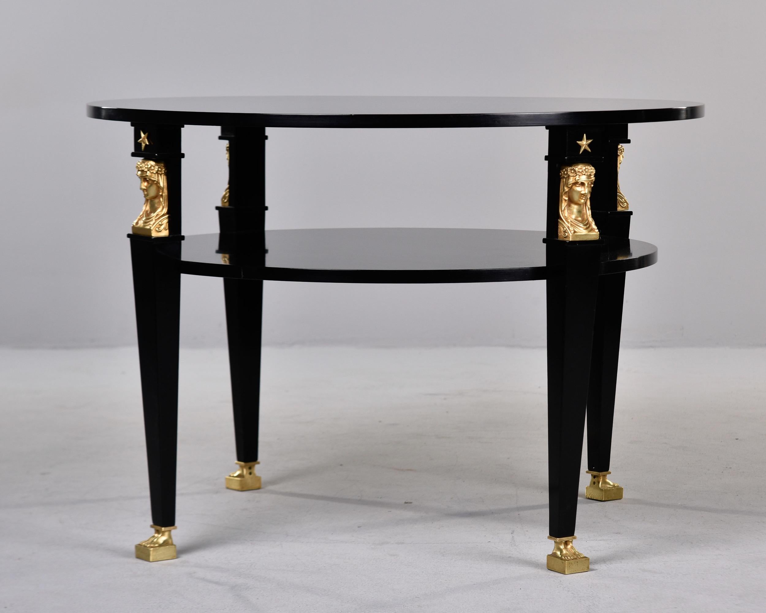 Ébénisé Table ronde Empire du 19e siècle avec montures figuratives en laiton en vente