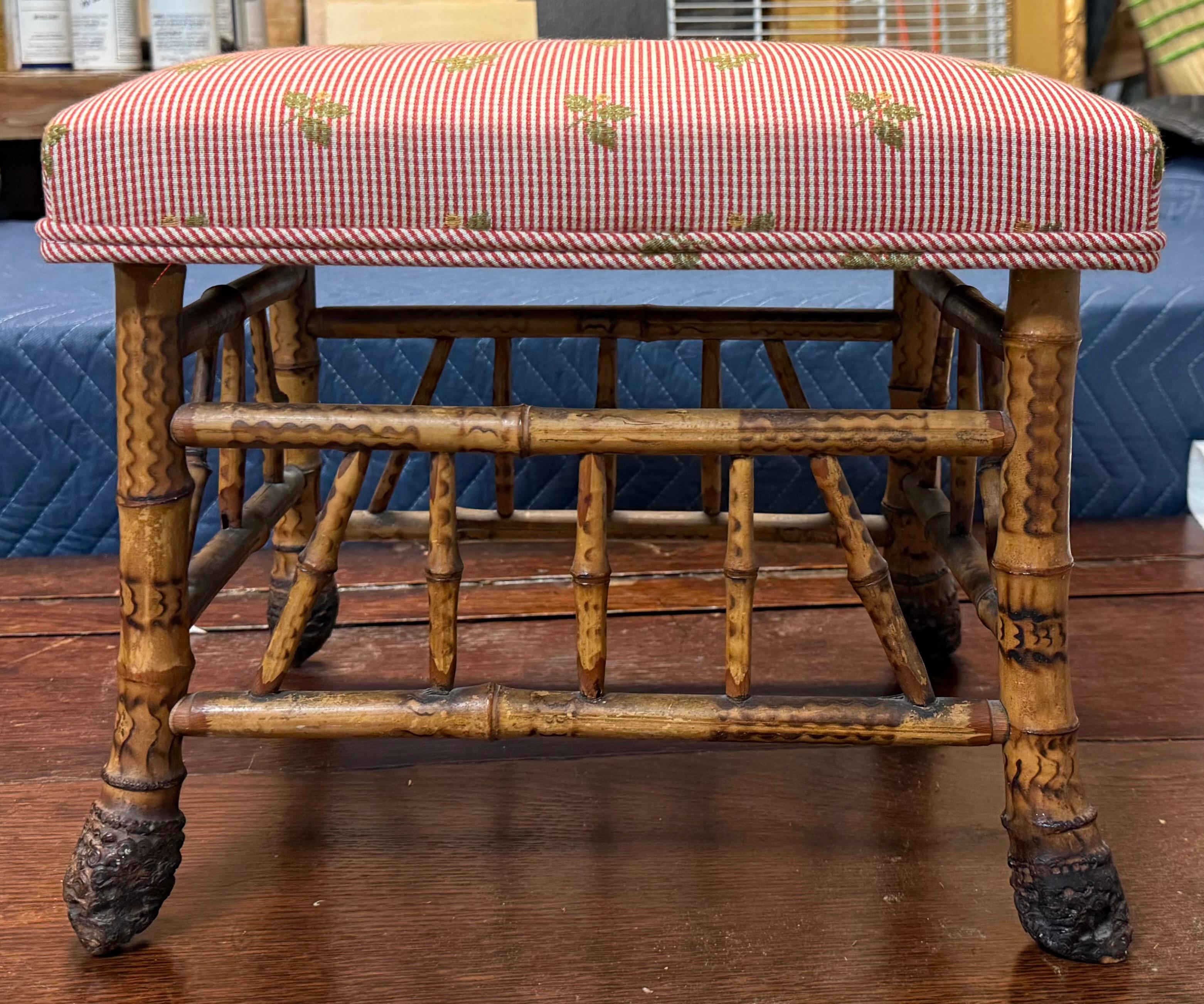 19. Jahrhundert. English Aesthetic Movement Gebrannte Bambuswurzel Form Hocker / Ottomane (Polster) im Angebot