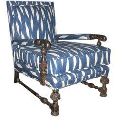 Fauteuil anglais du 19ème siècle tapissé de tissu Ikat bleu et blanc