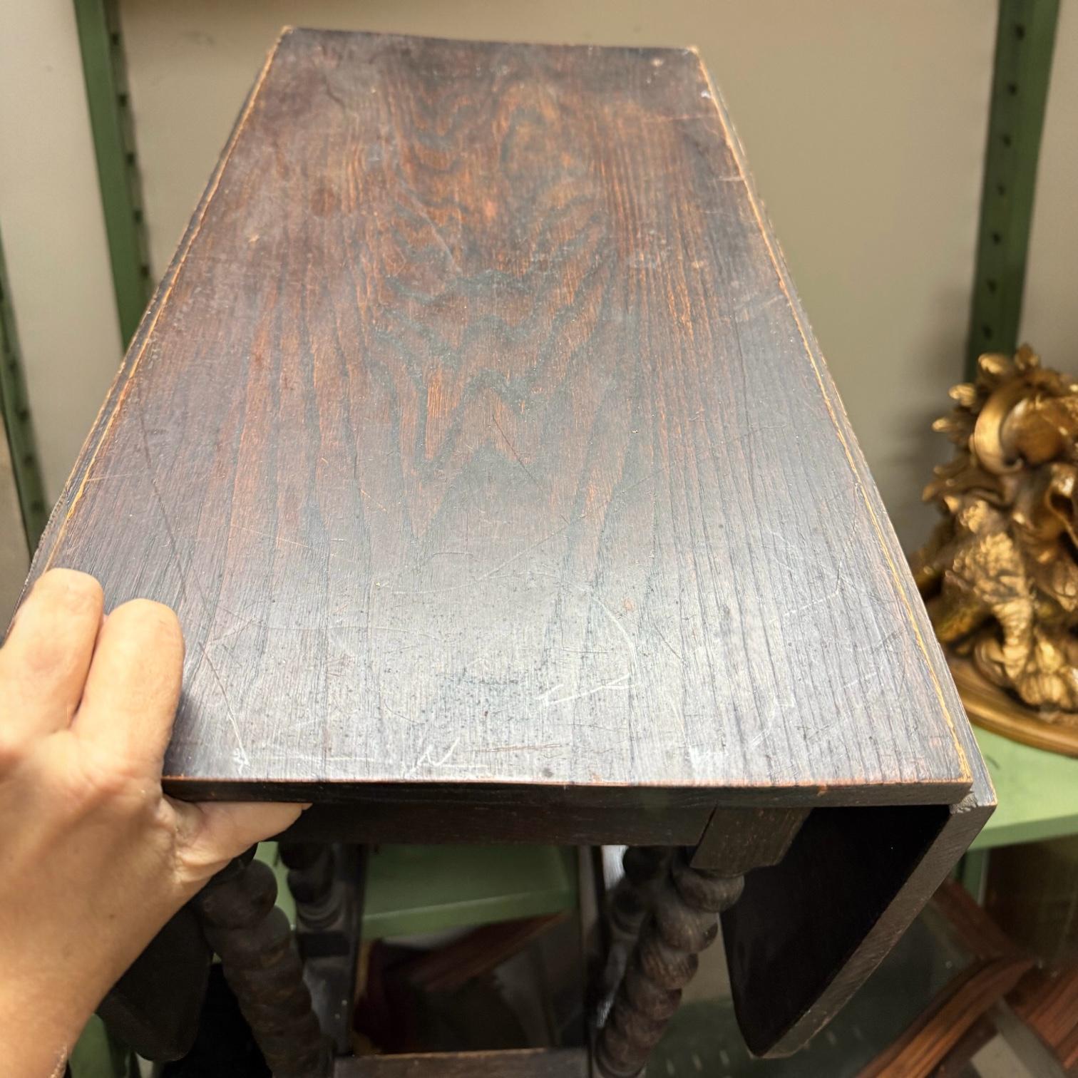 Jacobéen 19ème siècle. Table d'appoint à abattant en chêne English Barley Twist Petite Gate Leg Drop Leaf en vente