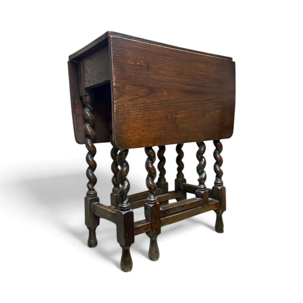 19ème siècle. Table d'appoint à abattant en chêne English Barley Twist Petite Gate Leg Drop Leaf Bon état - En vente à Kennesaw, GA