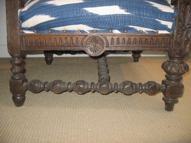 Poltrona da sala baronale inglese del XIX secolo intagliata in tessuto Ikat in vendita 1