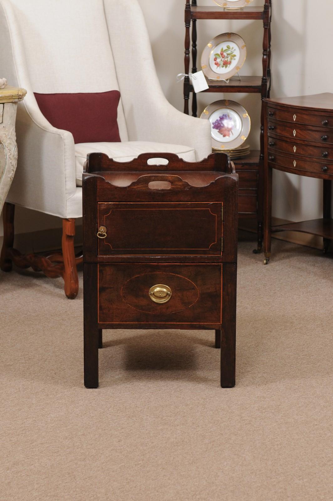 Commode de chevet anglaise du 19ème siècle avec meuble de rangement, tiroir et plateau en acajou et pin en vente 4
