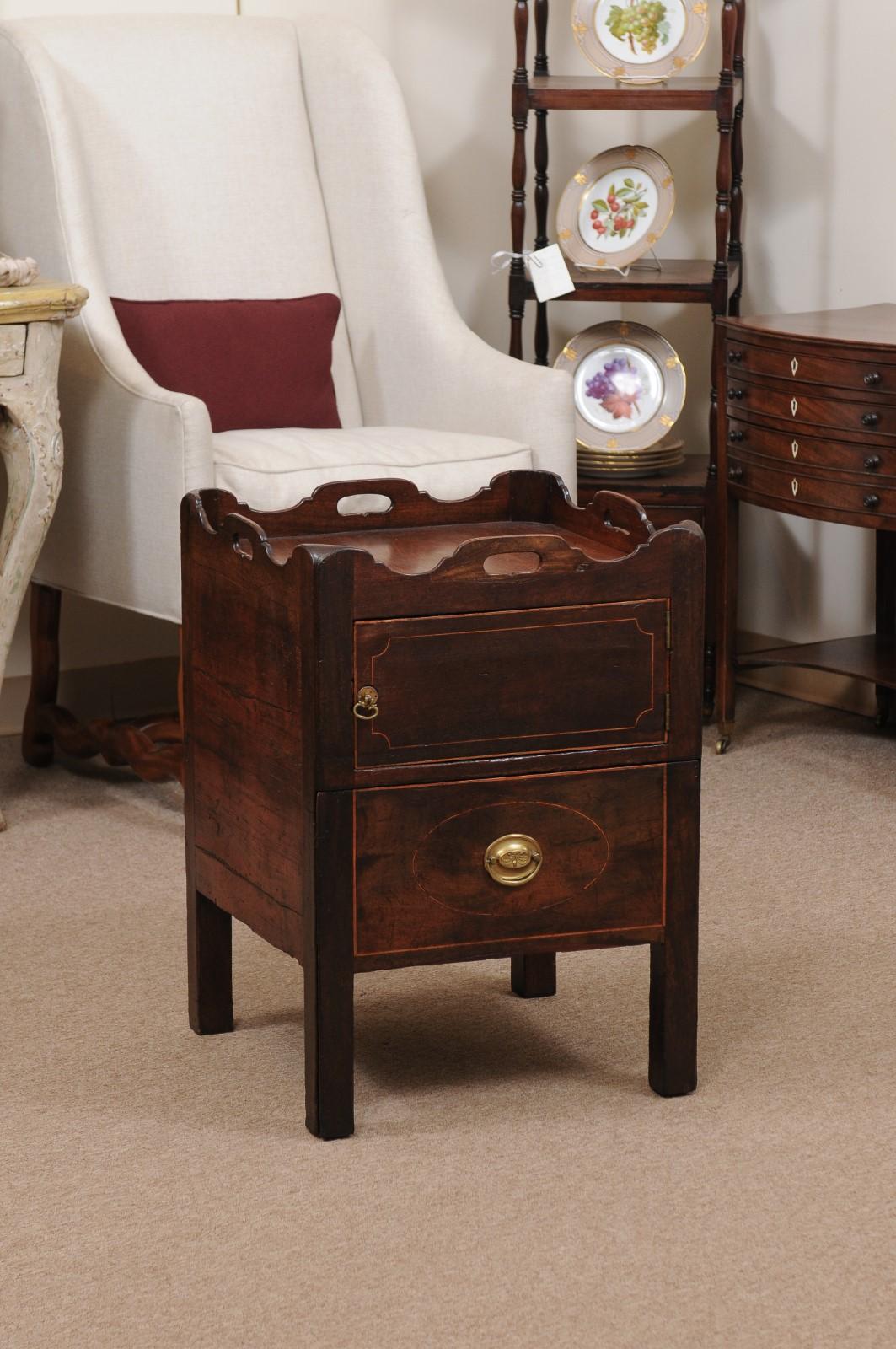 Commode de chevet anglaise du 19ème siècle avec meuble de rangement, tiroir et plateau en acajou et pin en vente 5