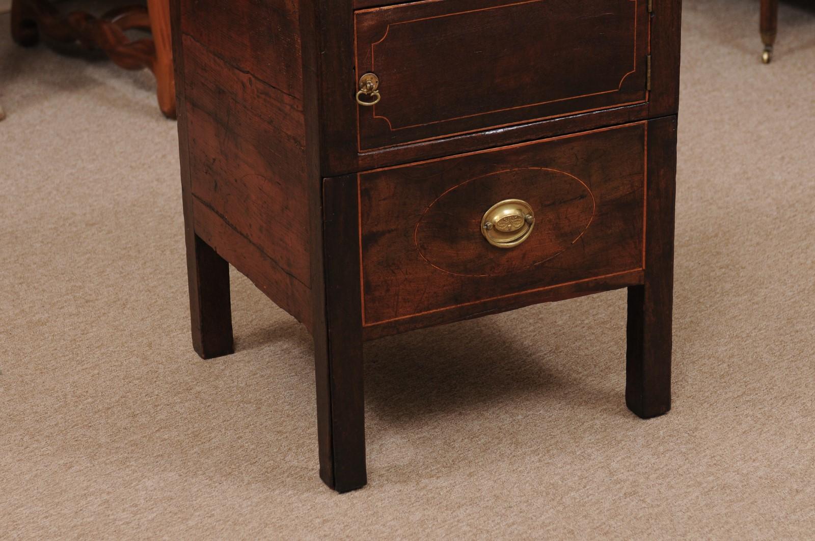 Commode de chevet anglaise du 19ème siècle avec meuble de rangement, tiroir et plateau en acajou et pin en vente 6