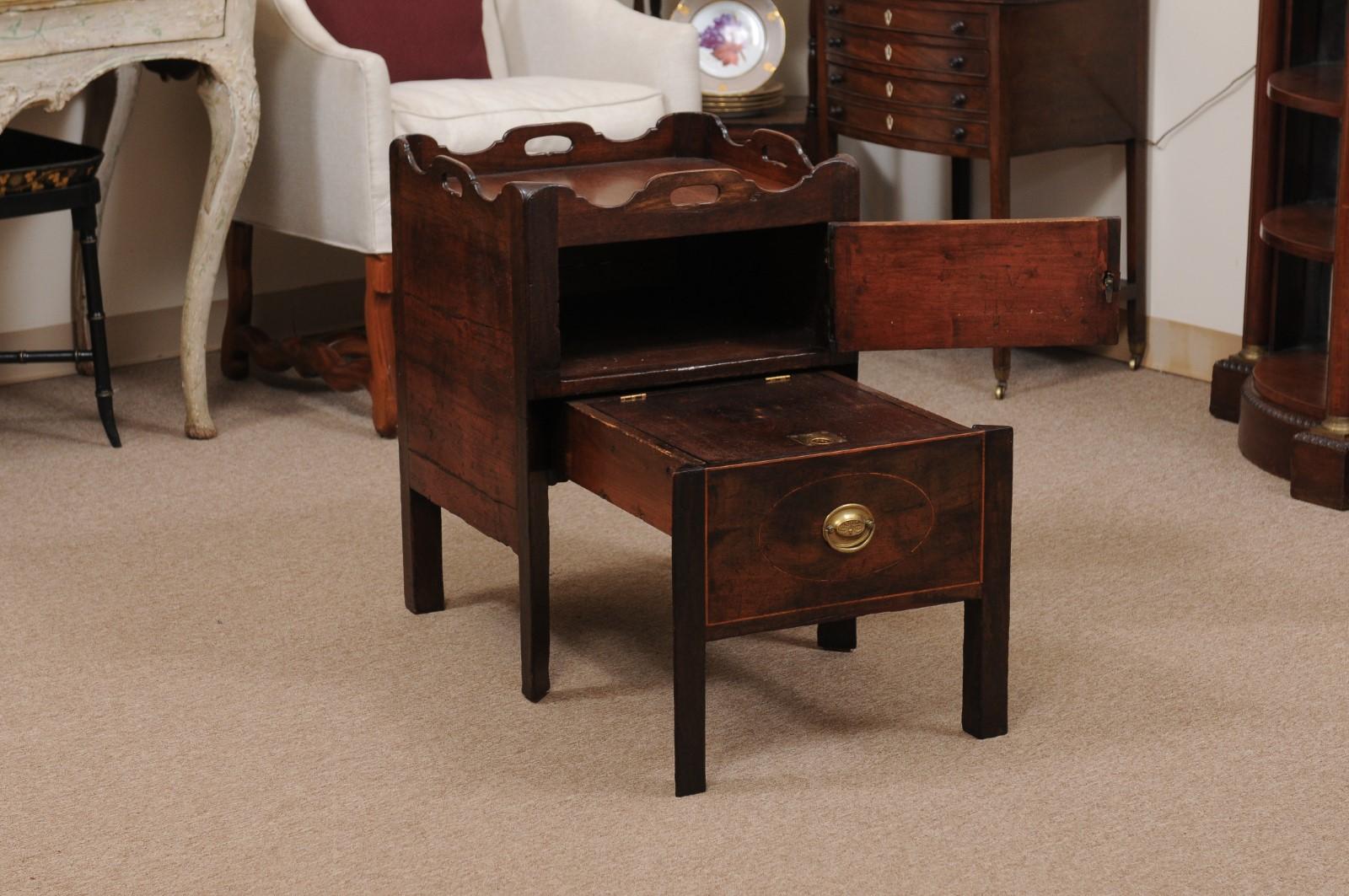 Commode de chevet anglaise du 19ème siècle avec meuble de rangement, tiroir et plateau en acajou et pin en vente 8