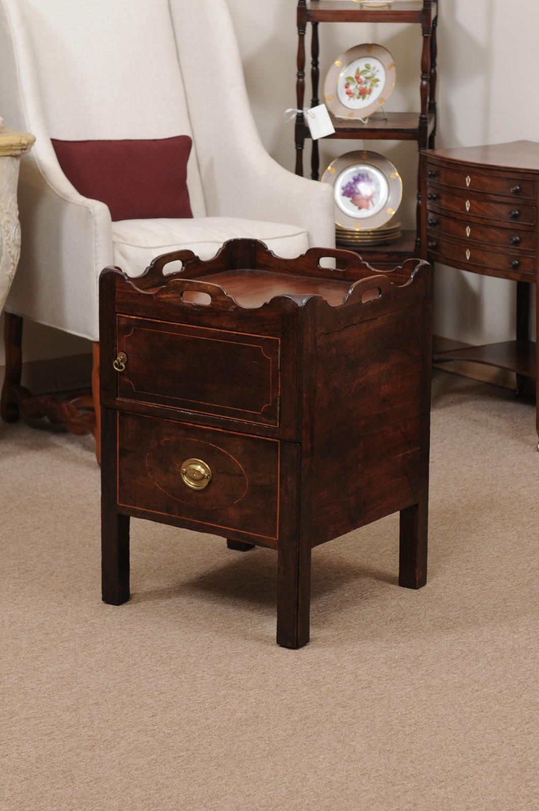 Commode de chevet anglaise du 19ème siècle avec meuble de rangement, tiroir et plateau en acajou et pin en vente 3