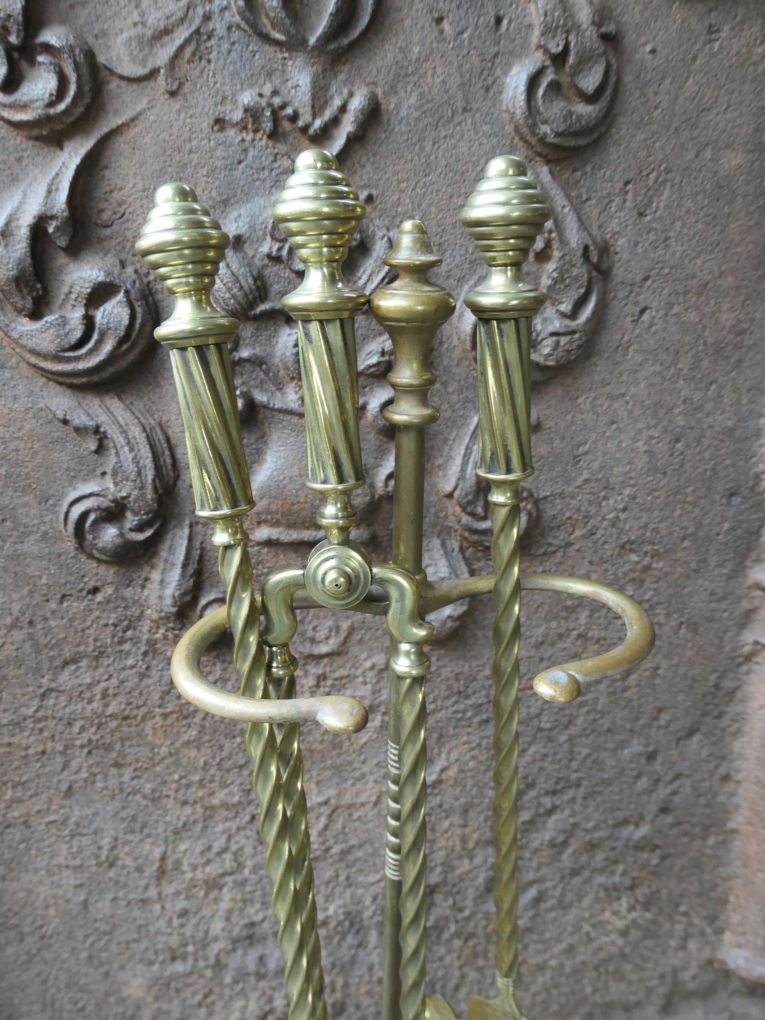 XIXe siècle Ensemble d'accessoires de cheminée victorien en laiton anglais du 19e siècle en vente