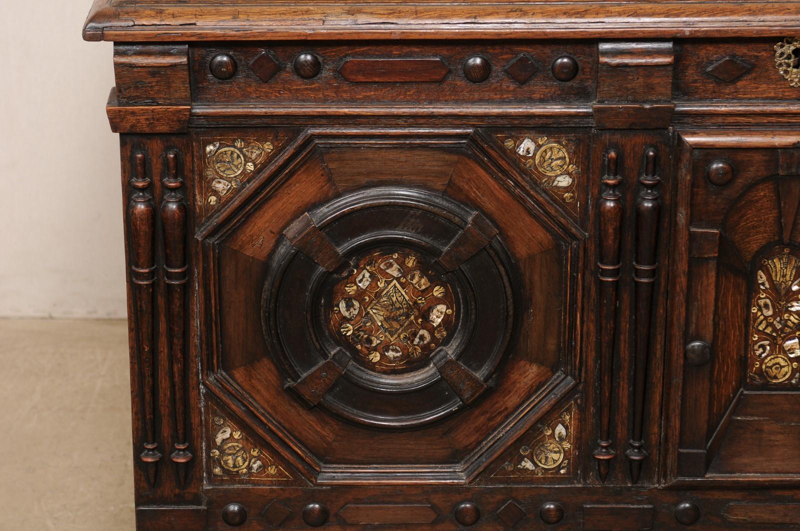 Européen Coffre à couvertures en bois sculpté anglais du 19ème siècle avec tiroir inférieur complet en vente