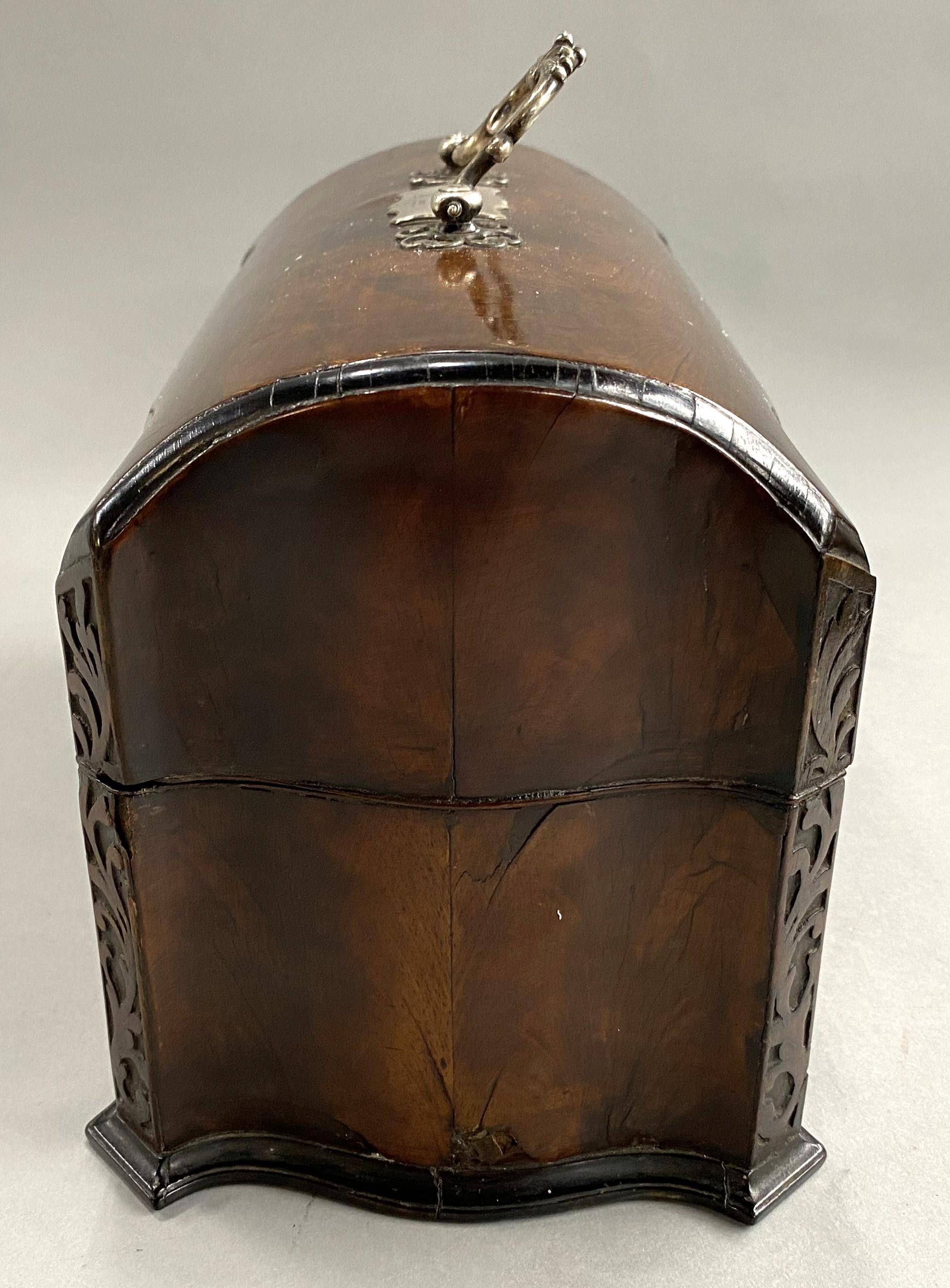 Anglais Caddy à thé anglais de style Chippendale du 19e siècle en acajou avec boîtes à thé en métal argenté en vente