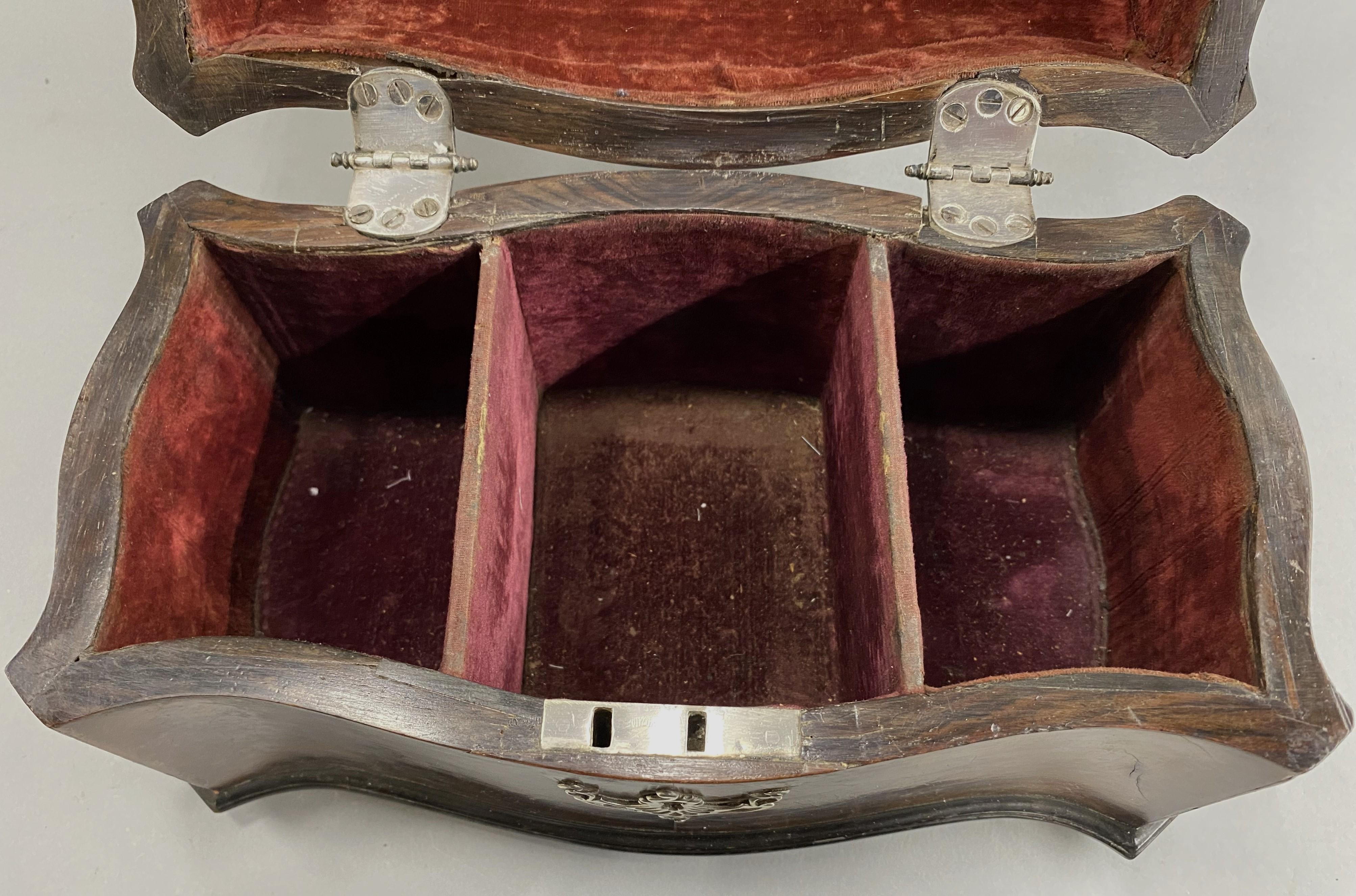 Caddy à thé anglais de style Chippendale du 19e siècle en acajou avec boîtes à thé en métal argenté en vente 2