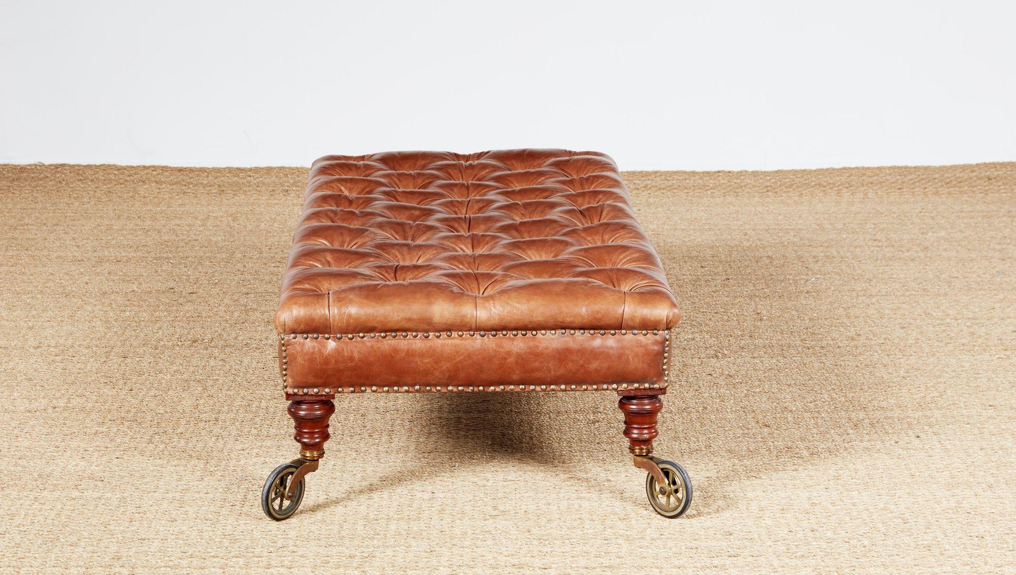 Pelle XIX sec. Pouf in pelle con inserti in cuoio della English Country House in vendita