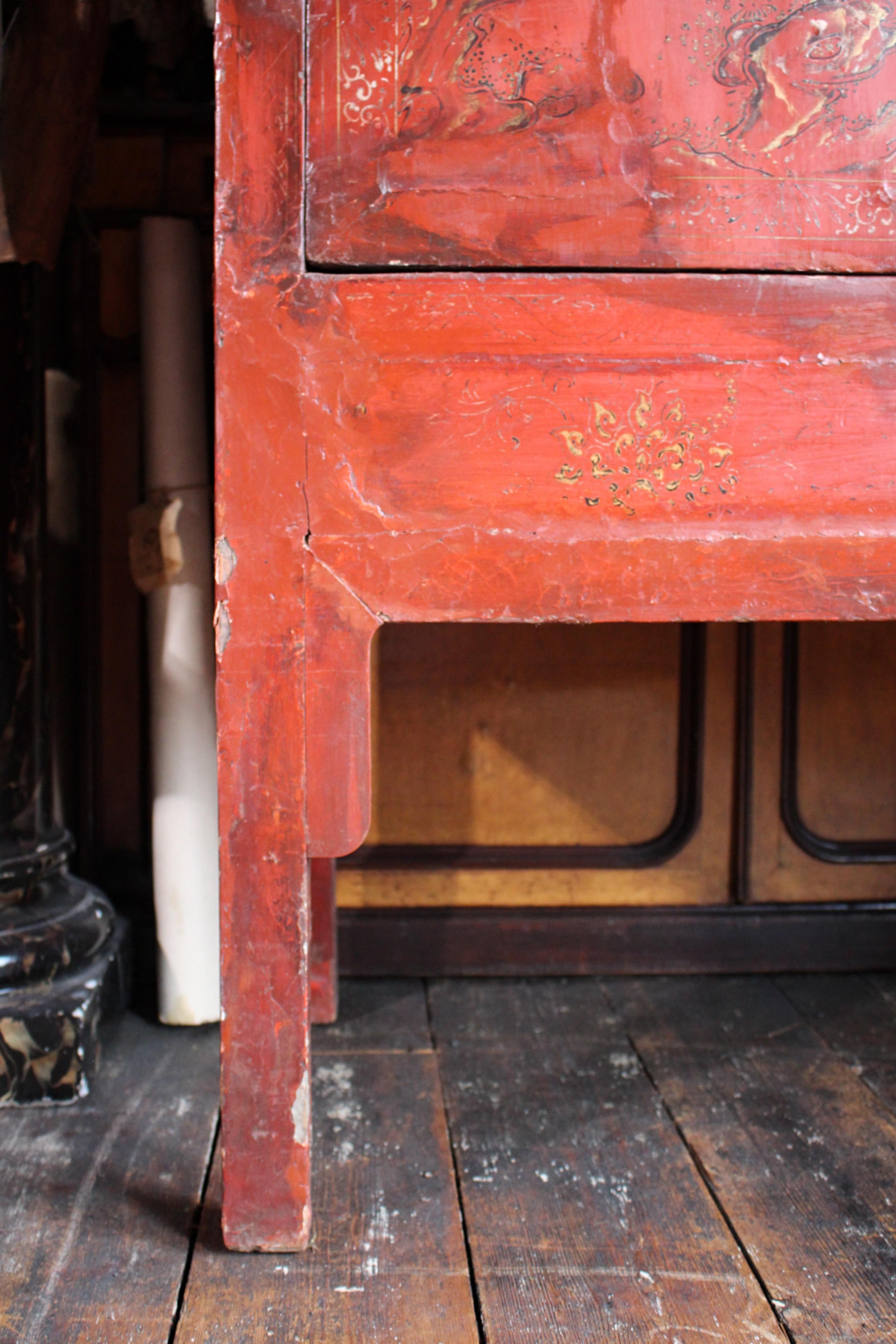A.I.C. C'est une armoire laquée de Chinoiserie rouge écarlate. en vente 3