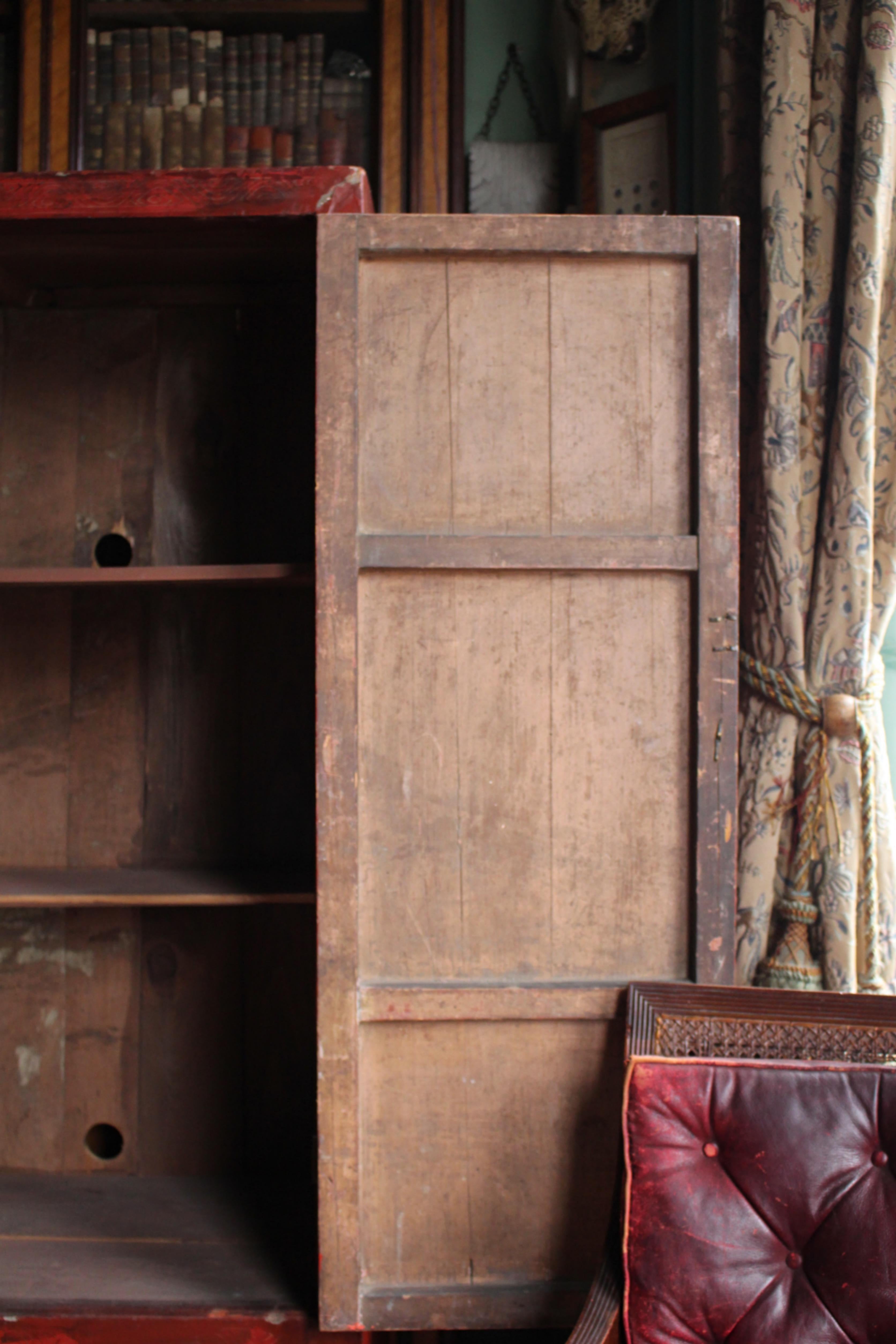 A.I.C. C'est une armoire laquée de Chinoiserie rouge écarlate. en vente 5