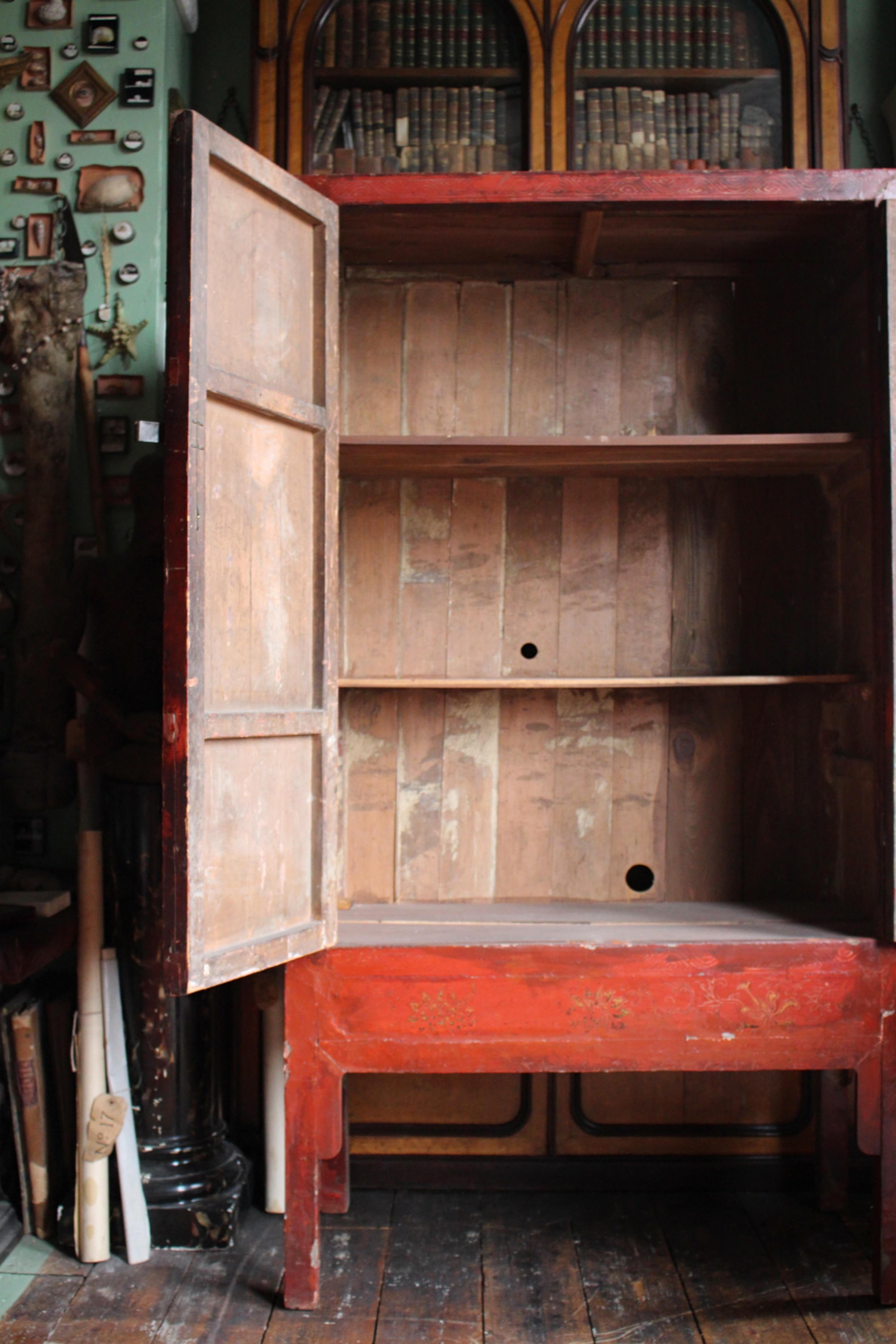 A.I.C. C'est une armoire laquée de Chinoiserie rouge écarlate. en vente 6