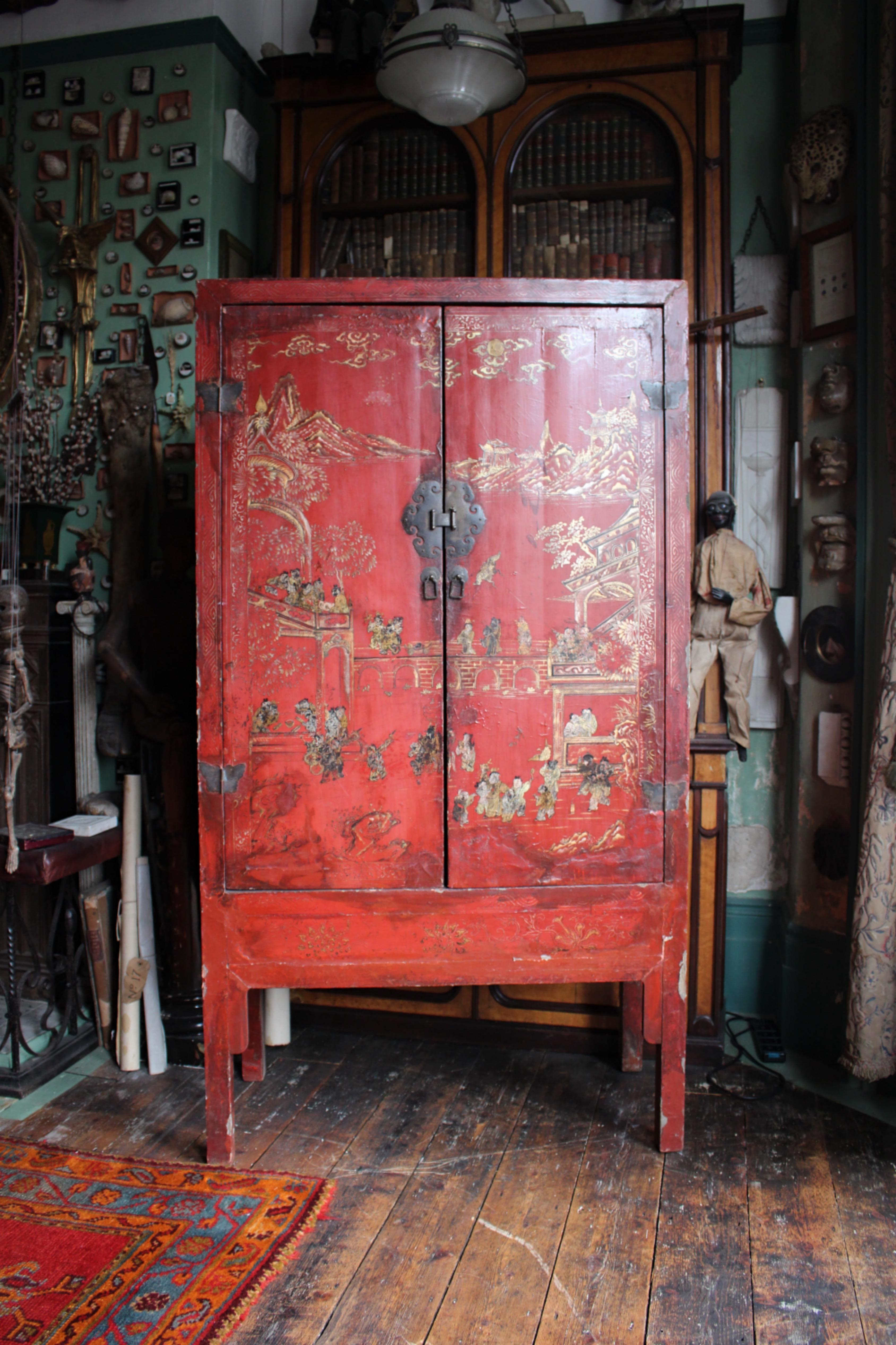 A.I.C. C'est une armoire laquée de Chinoiserie rouge écarlate. en vente 10