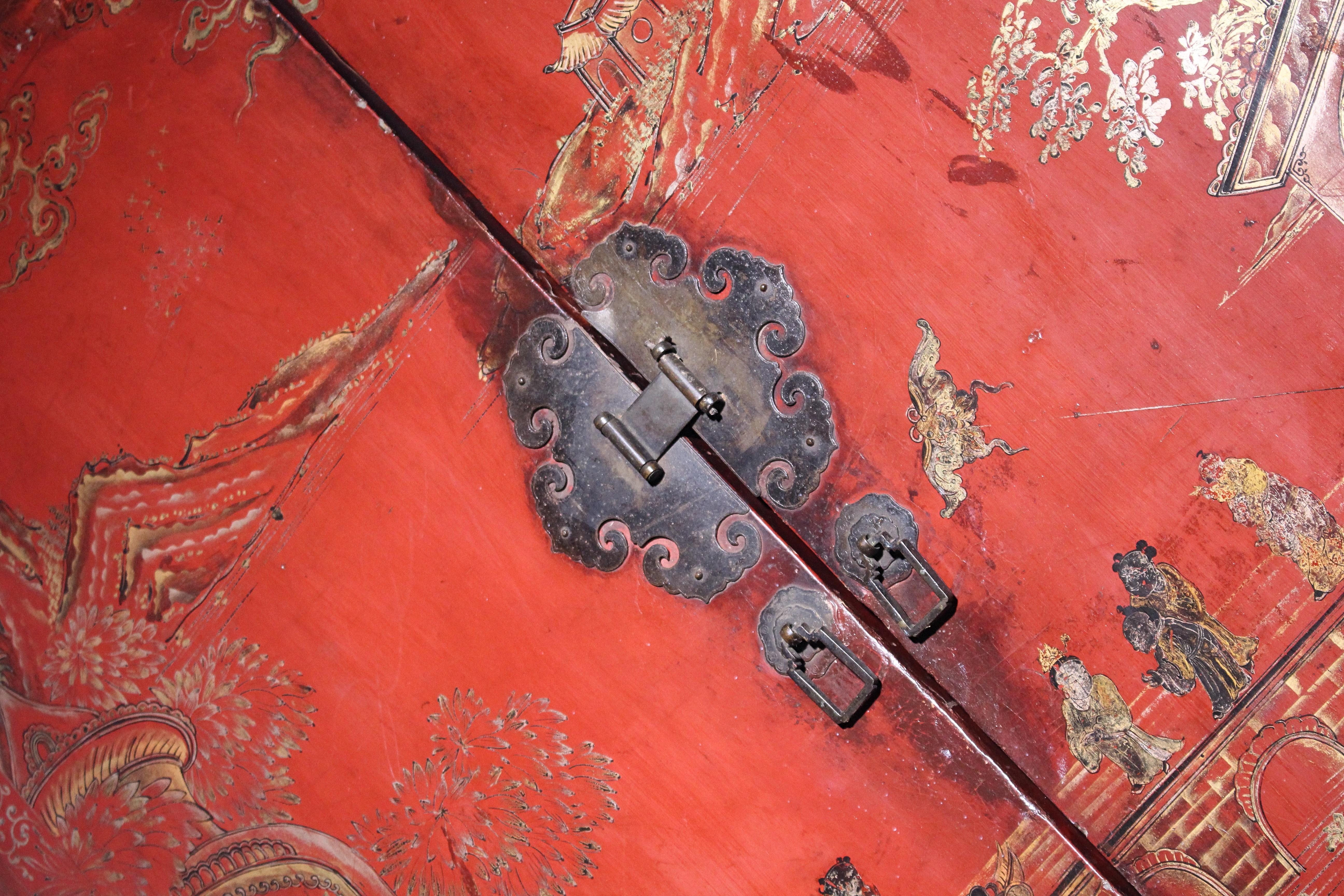 Magnifique cabinet en laque écarlate du XIXe siècle, décoré de scènes et de personnages typiquement orientaux.

Les ferronneries d'origine sont toutes présentes et correctes, beaucoup d'usure liée à l'âge, de décoloration et de grignotages de la