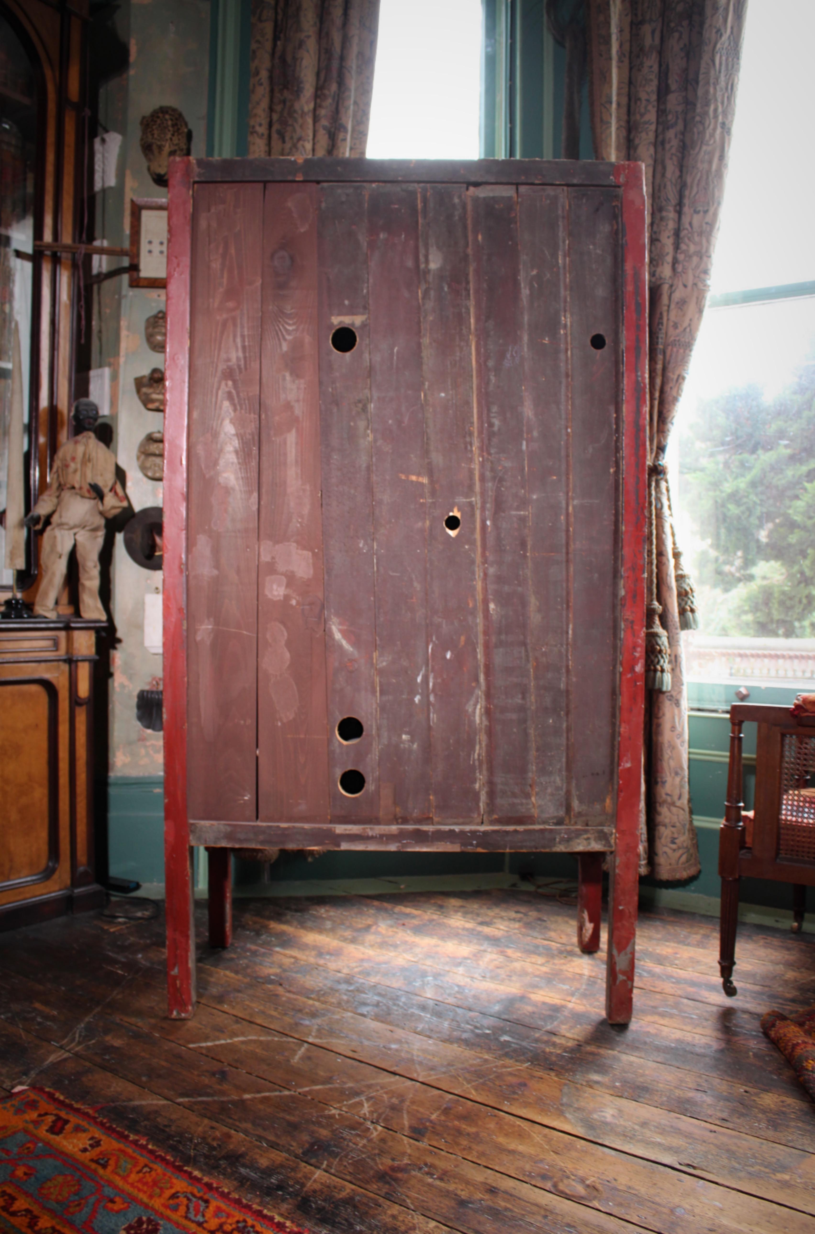 A.I.C. C'est une armoire laquée de Chinoiserie rouge écarlate. en vente 13