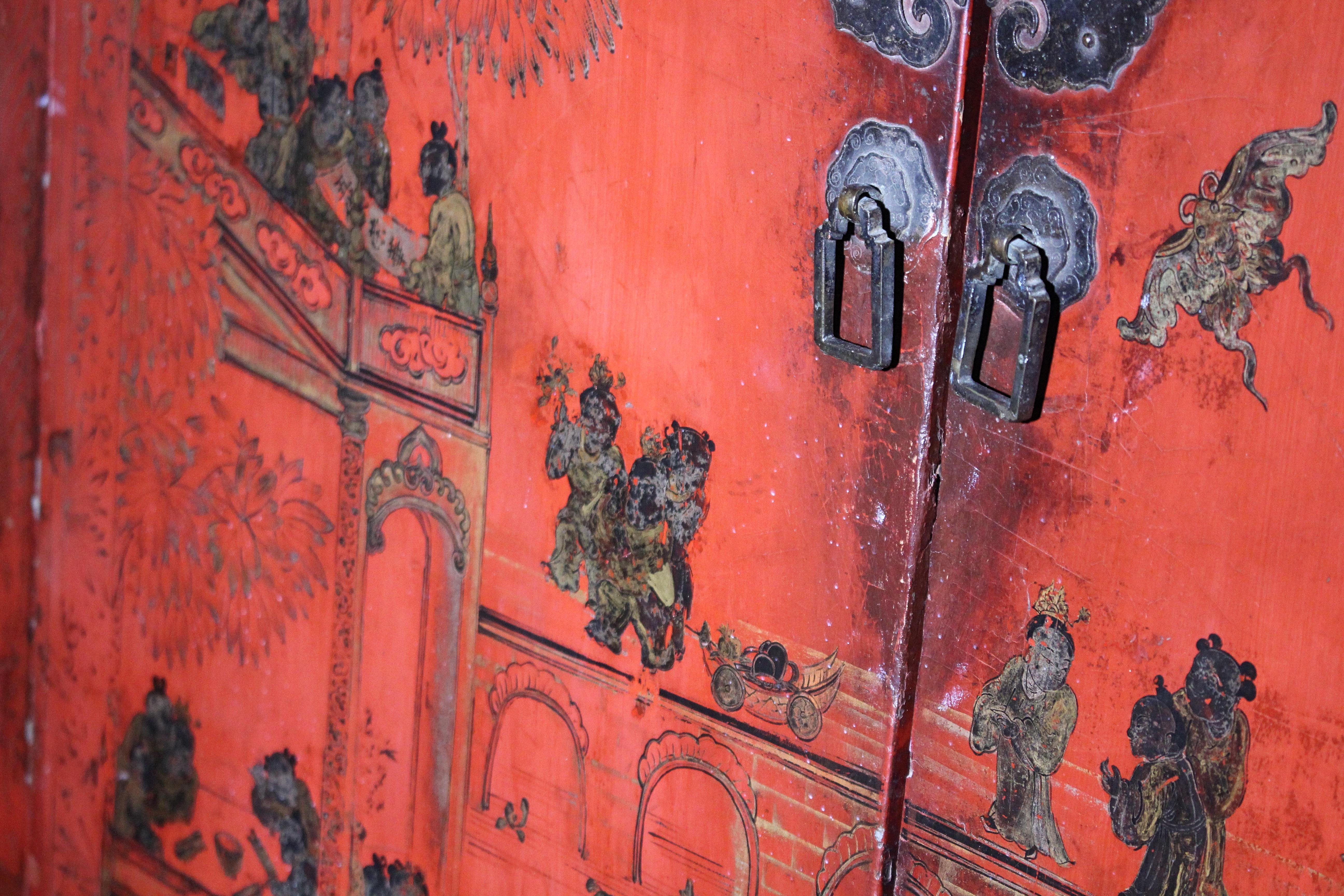 Britannique A.I.C. C'est une armoire laquée de Chinoiserie rouge écarlate. en vente
