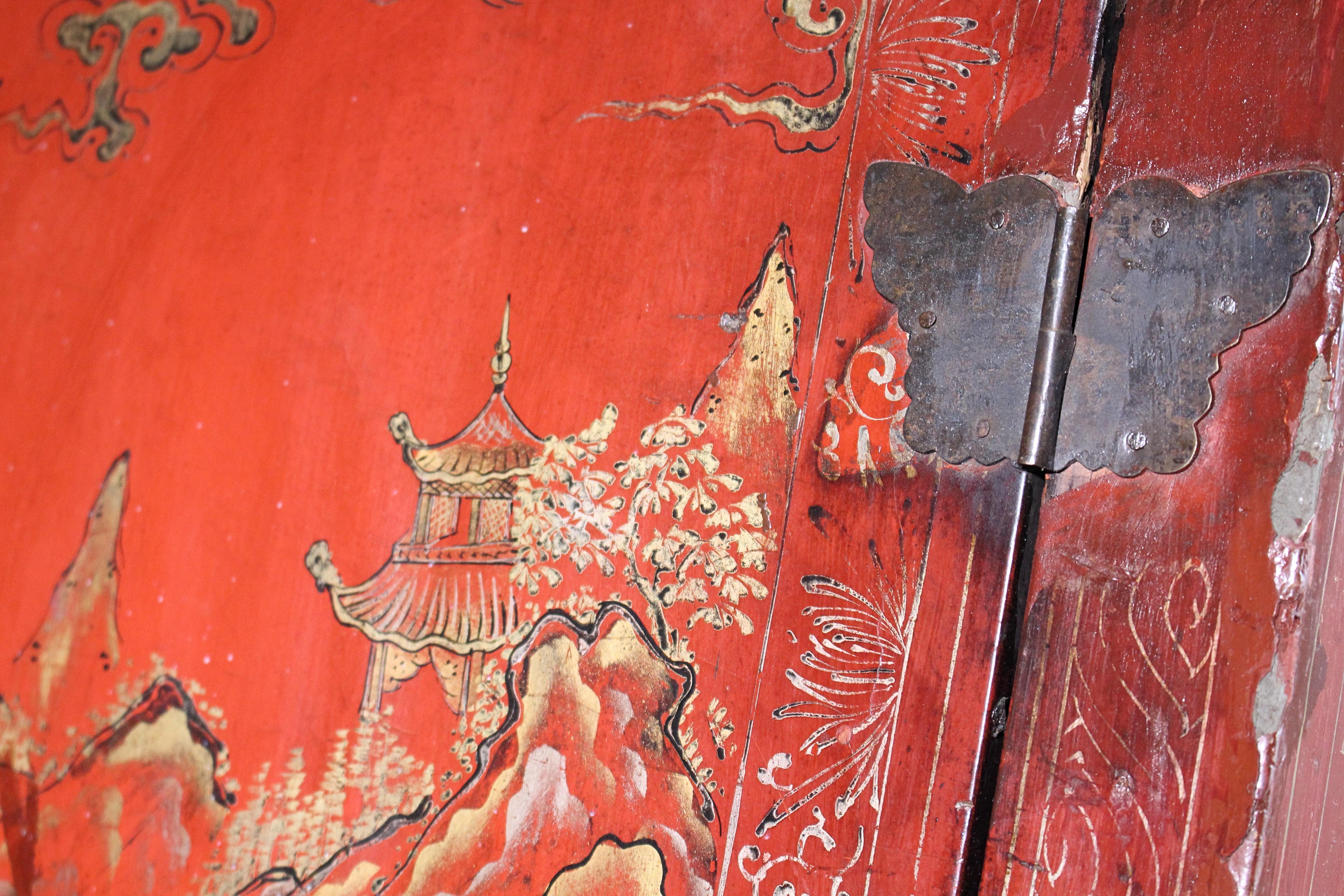 Laqué A.I.C. C'est une armoire laquée de Chinoiserie rouge écarlate. en vente
