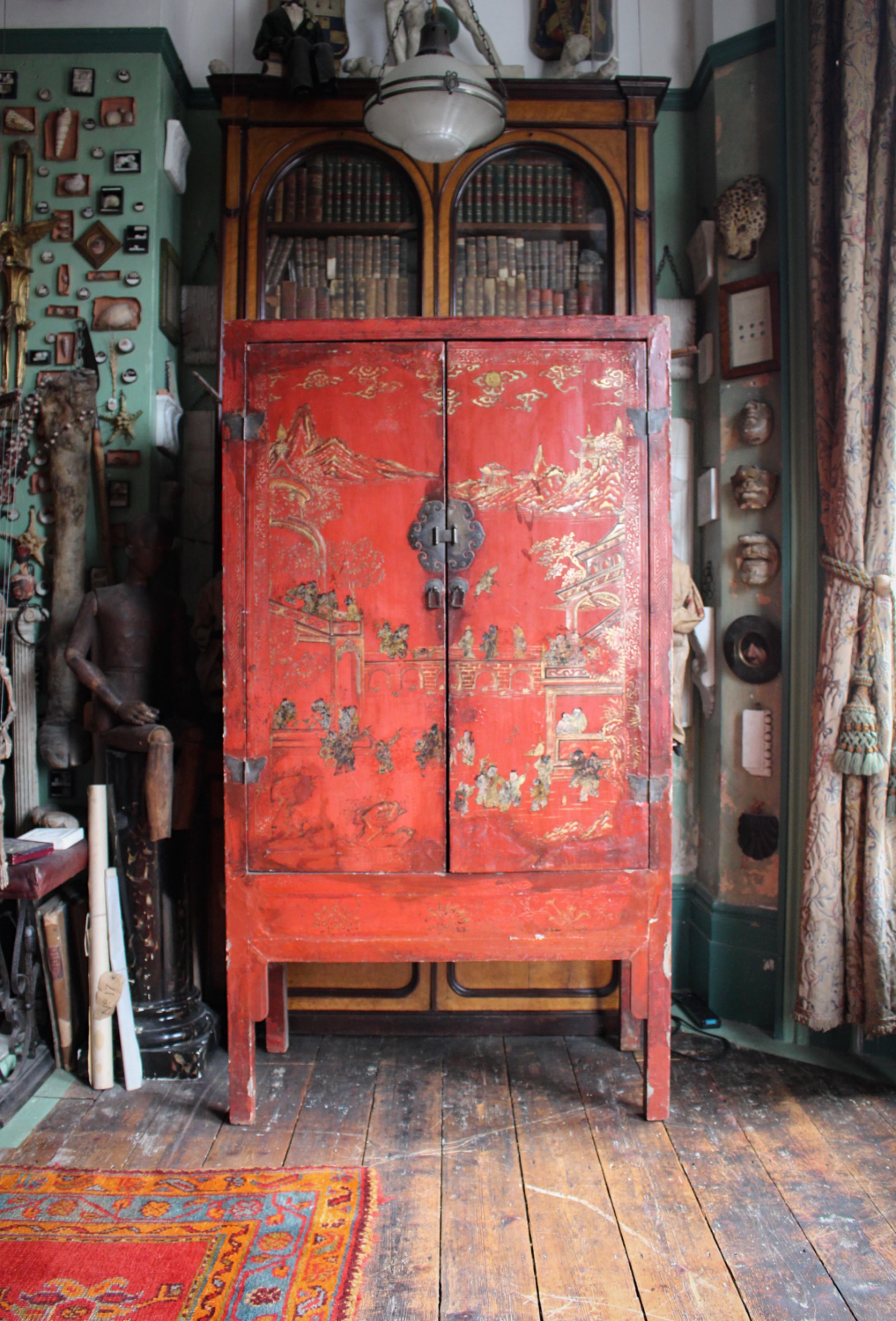 A.I.C. C'est une armoire laquée de Chinoiserie rouge écarlate. État moyen - En vente à Lowestoft, GB