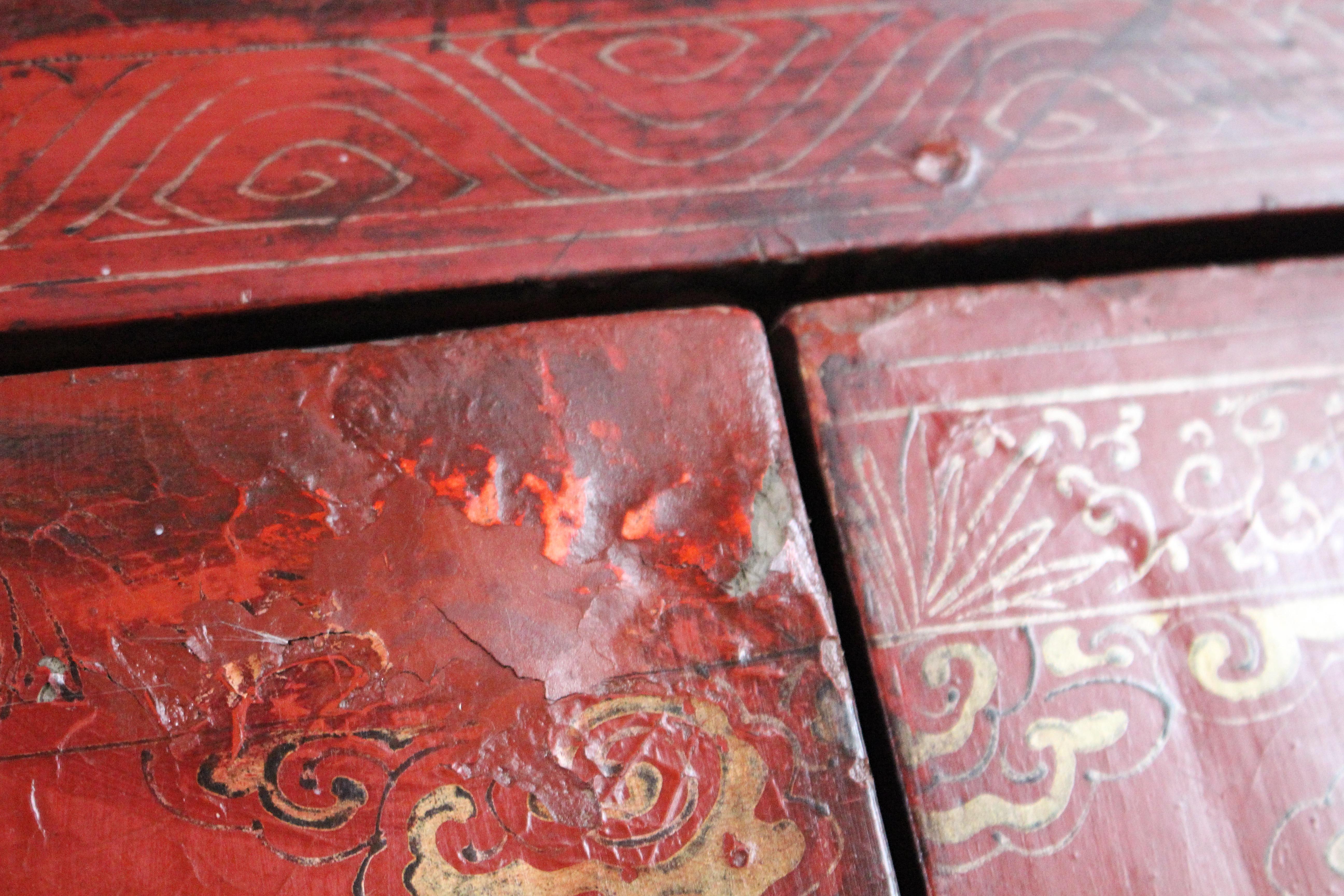 XIXe siècle A.I.C. C'est une armoire laquée de Chinoiserie rouge écarlate. en vente