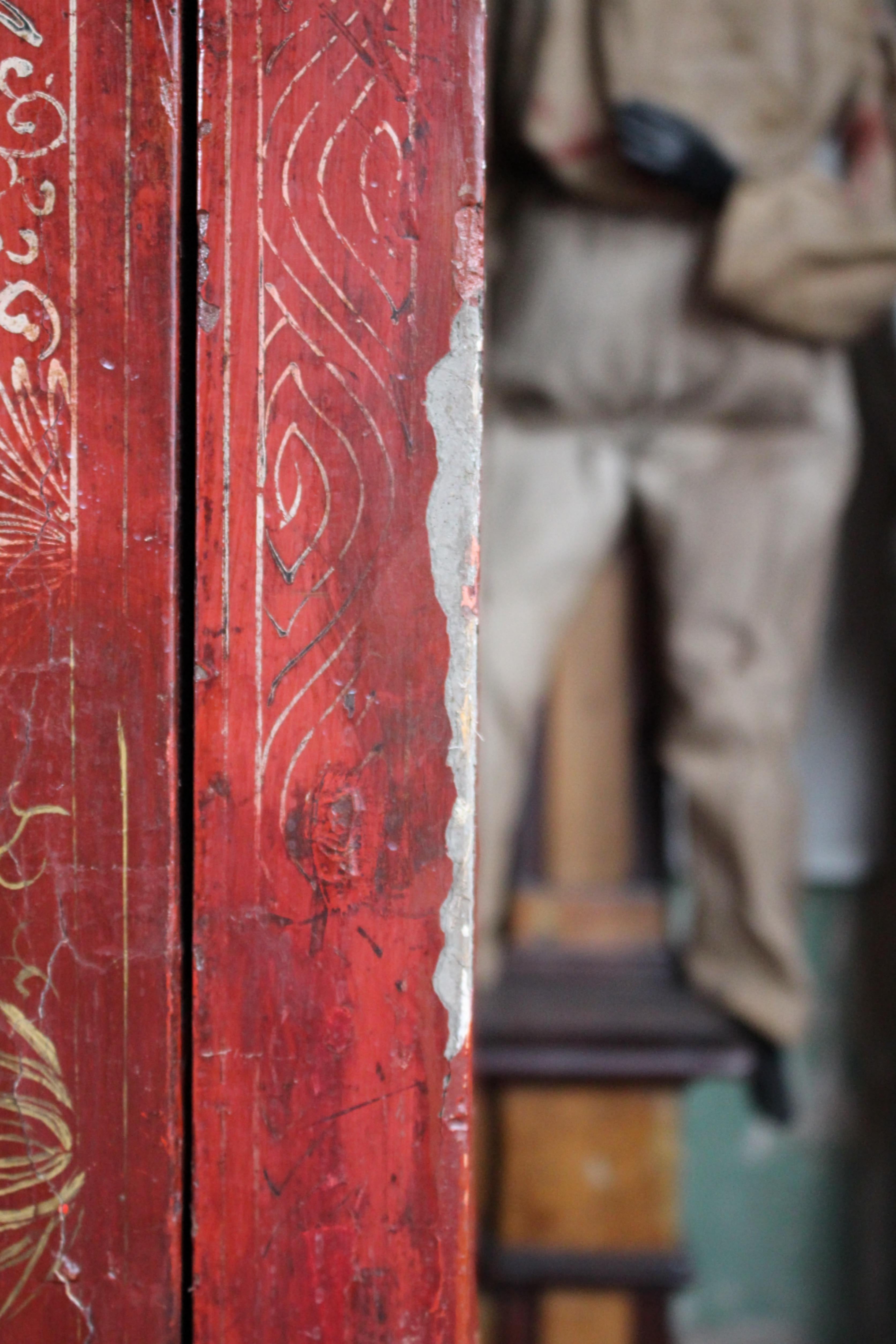 Pin A.I.C. C'est une armoire laquée de Chinoiserie rouge écarlate. en vente
