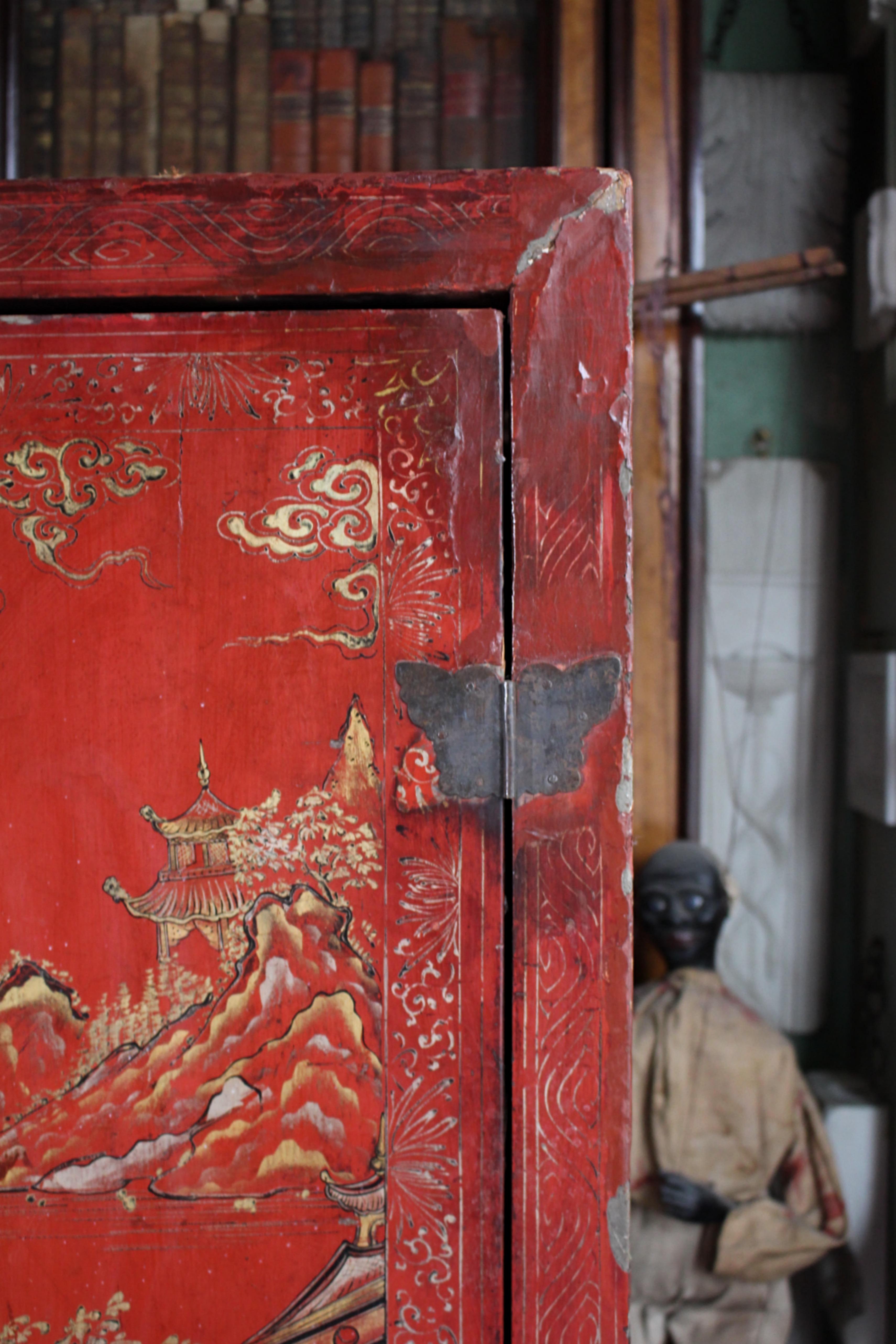 A.I.C. C'est une armoire laquée de Chinoiserie rouge écarlate. en vente 1