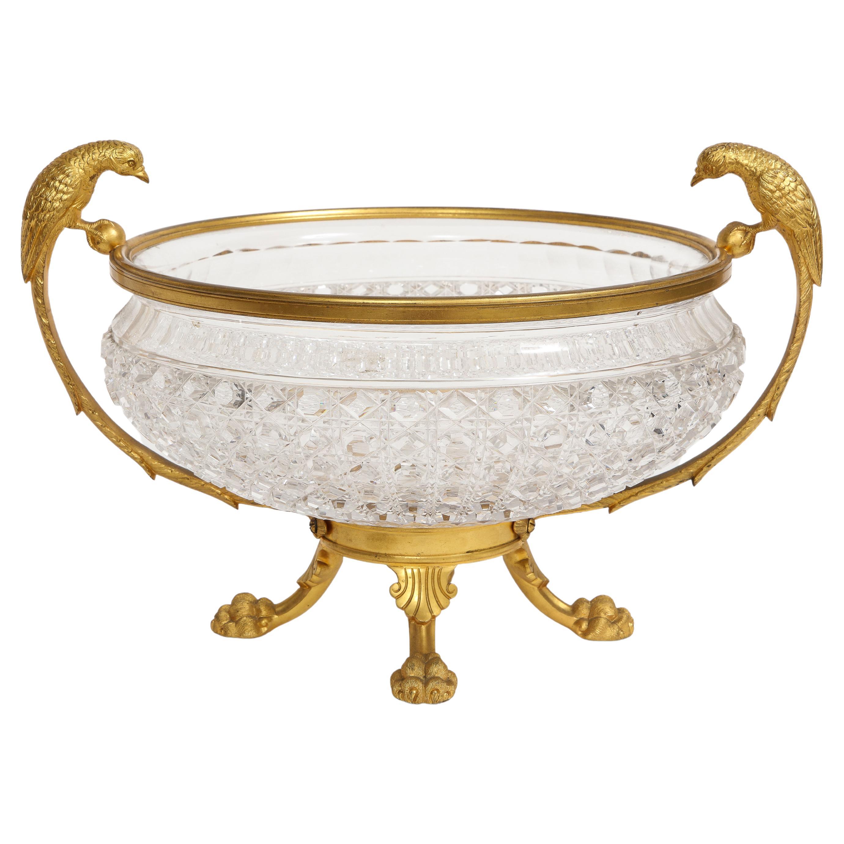 Bronze doré anglais du 19ème siècle, Mtd Centre de table en cristal avec poignées en forme d'oiseau, Osler