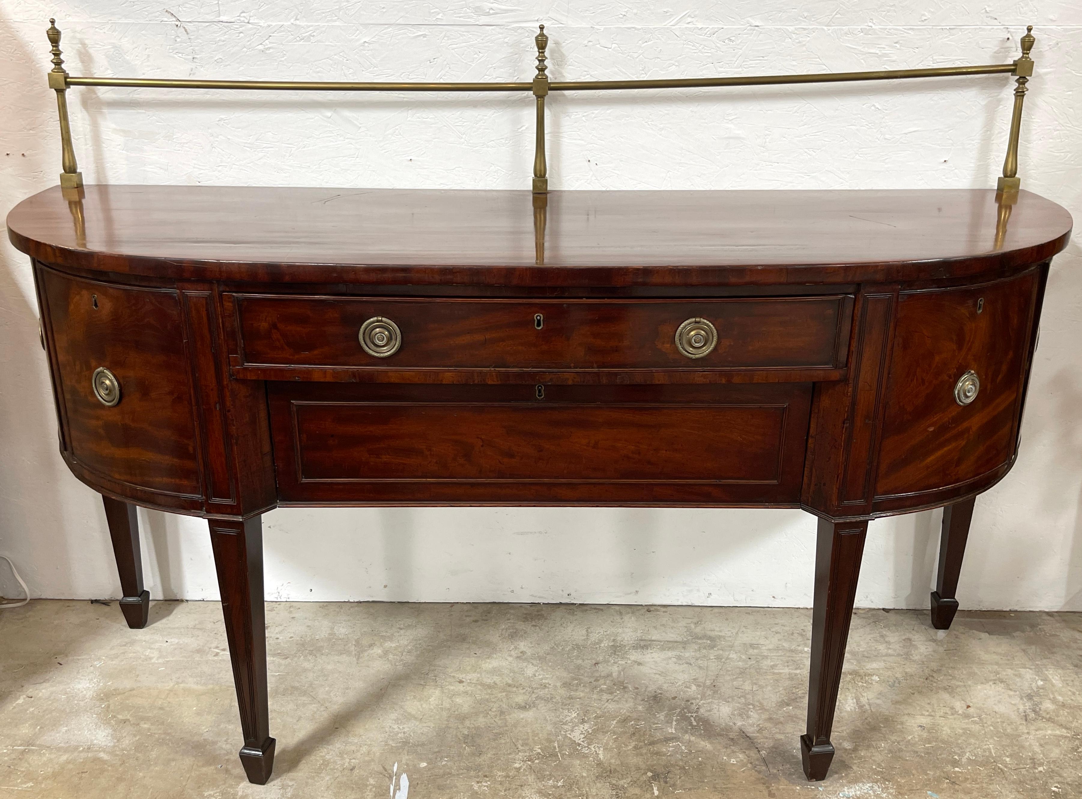 19th Century English George III Mahogany & Brass Gallery Hunt/Sideboard
England, Circa 1820

A exquisite 19th Century English George III Mahogany & Brass Gallery Hunt/Sideboard, a testament to restrained elegance and impeccable craftsmanship from