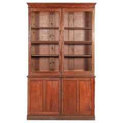 19. Jh., Englisches Bücherregal aus glasiertem Kiefernholz / Vitrinenschrank