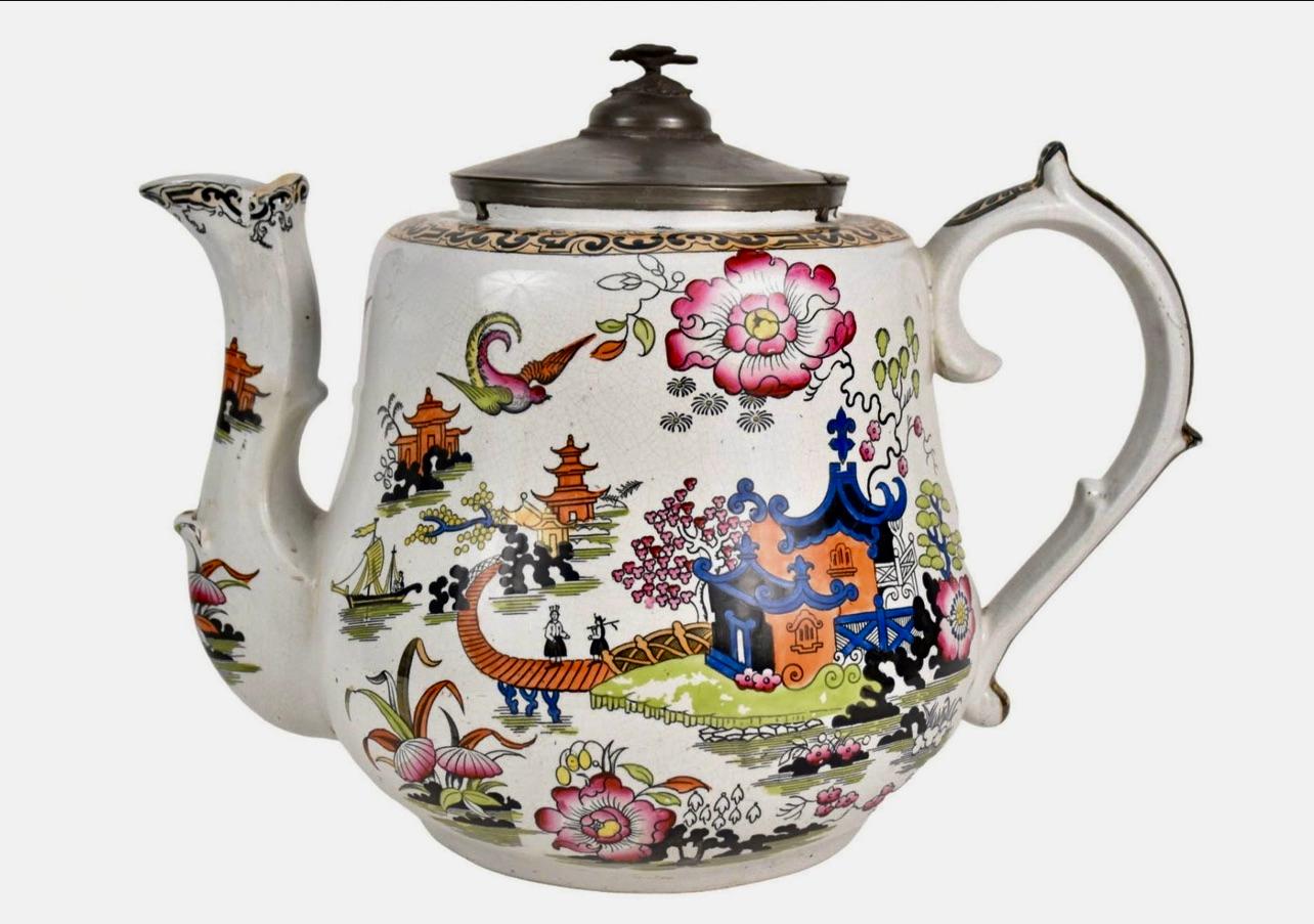 Solo in questo  fine del 19° secolo, molto grande, insolito e sovradimensionato, in pietra di Chinoiserie.  Pentola per il tè.
Questa grande teiera presenta una bellissima Pagoda a cineserie e decorazioni floreali.
Il grande coperchio è in peltro