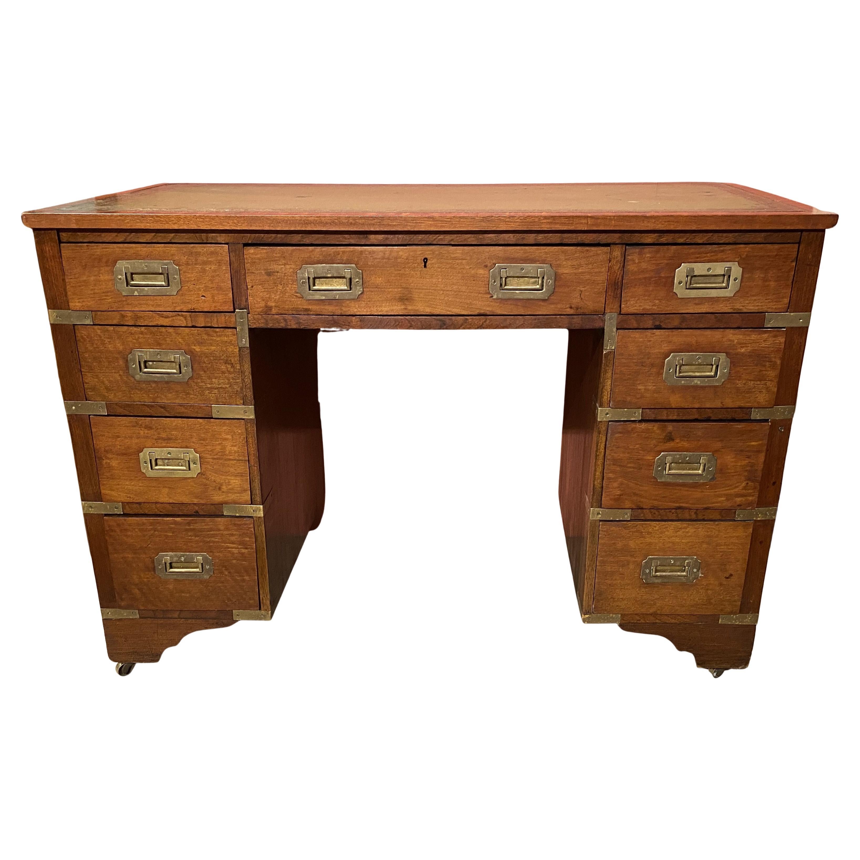 Scrivania da campagna inglese del XIX secolo con piano in pelle e rilegatura in ottone