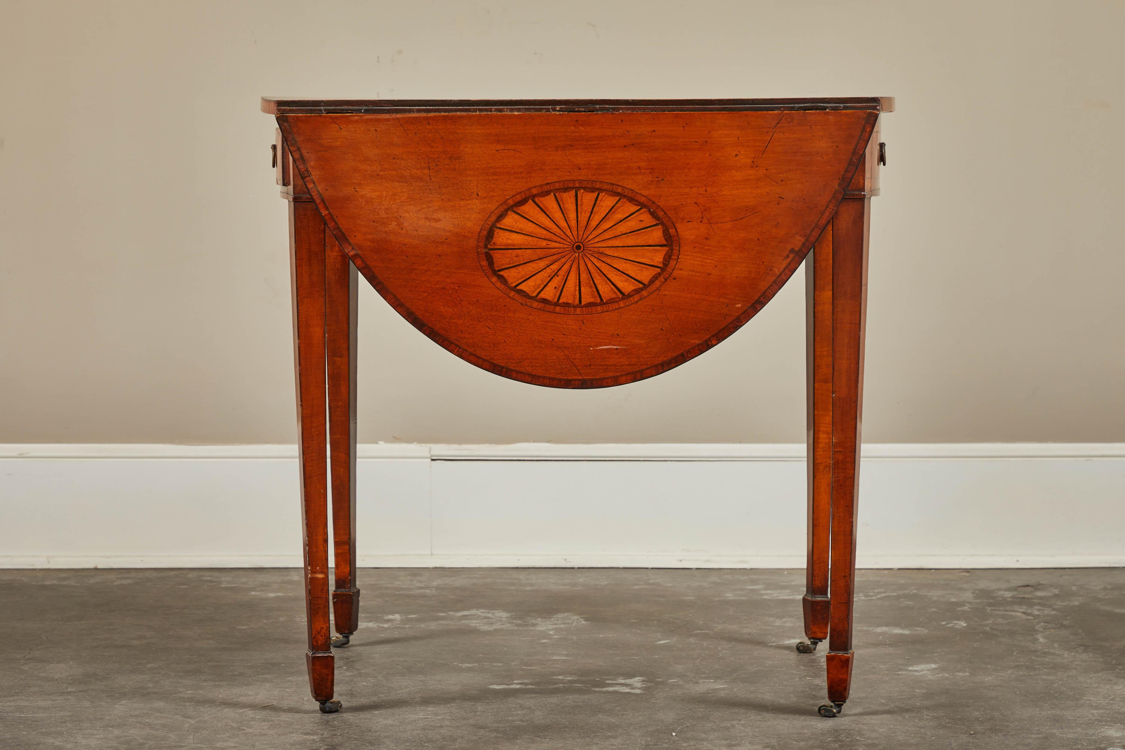 Englischer Pembroke-Tisch aus Mahagoni mit Intarsien, Fächer und Sonnenschliff, George III. (19. Jahrhundert) im Angebot