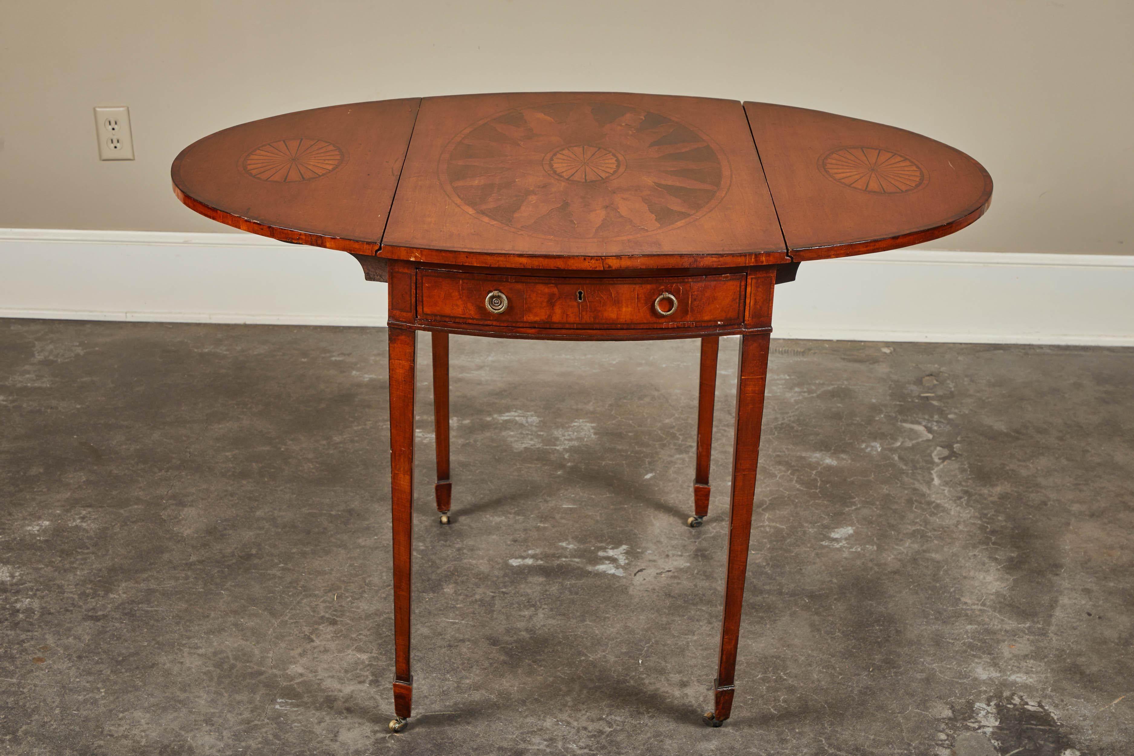 Englischer Pembroke-Tisch aus Mahagoni mit Intarsien, Fächer und Sonnenschliff, George III. im Angebot 4