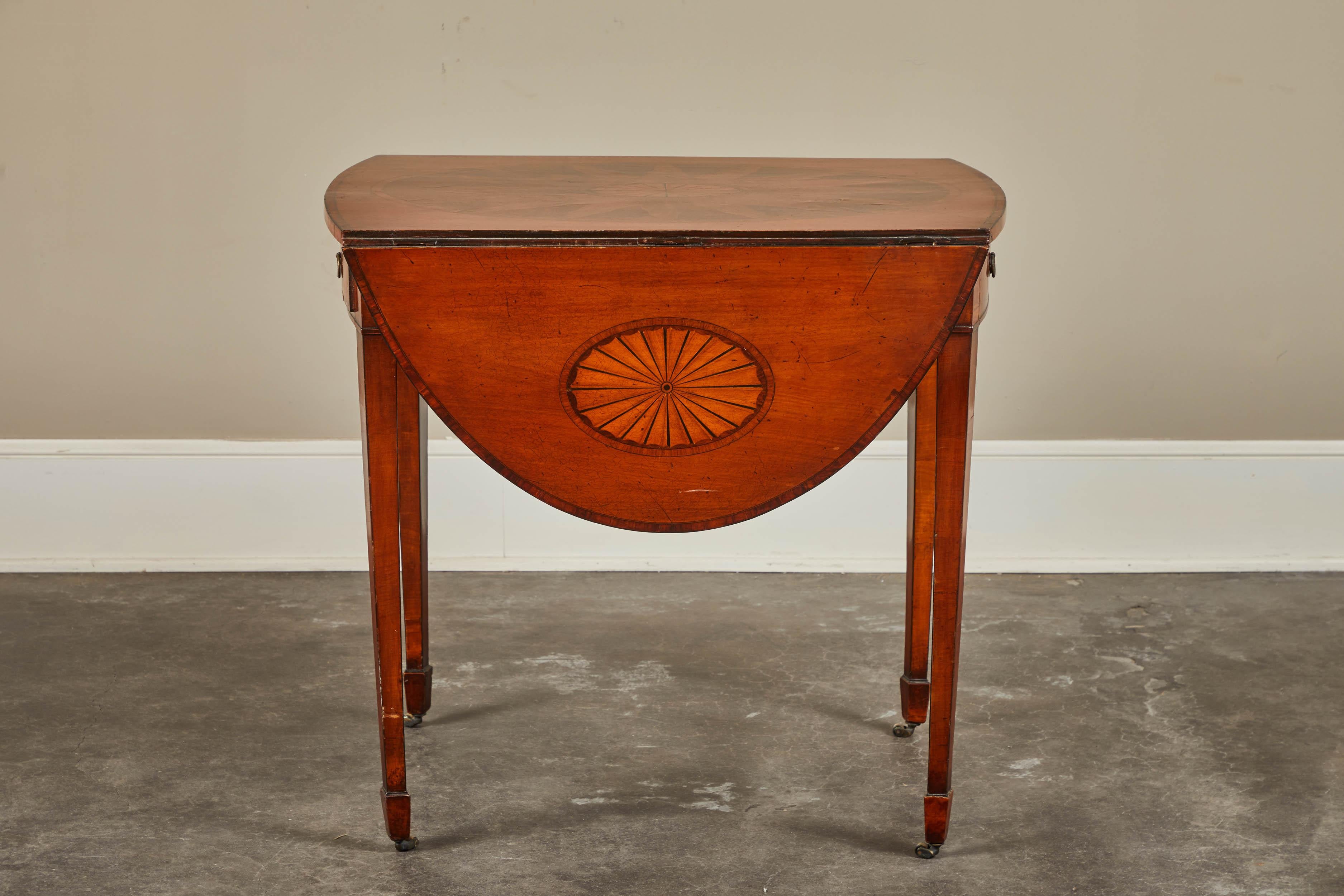 Englischer Pembroke-Tisch aus Mahagoni mit Intarsien, Fächer und Sonnenschliff, George III. im Zustand „Gut“ im Angebot in Pasadena, CA