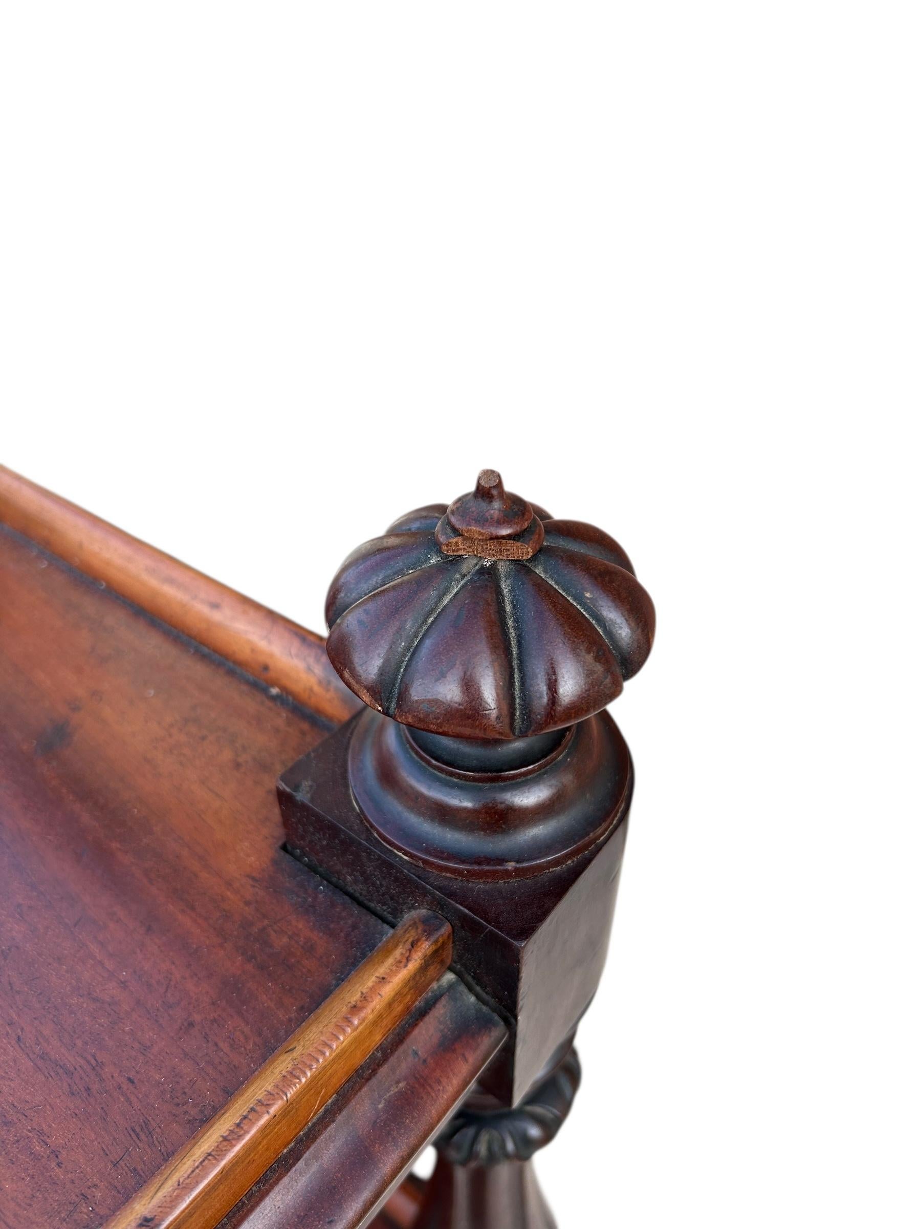 Carrello in mogano inglese del XIX secolo su rotelle in ottone con due ripiani in vendita 4