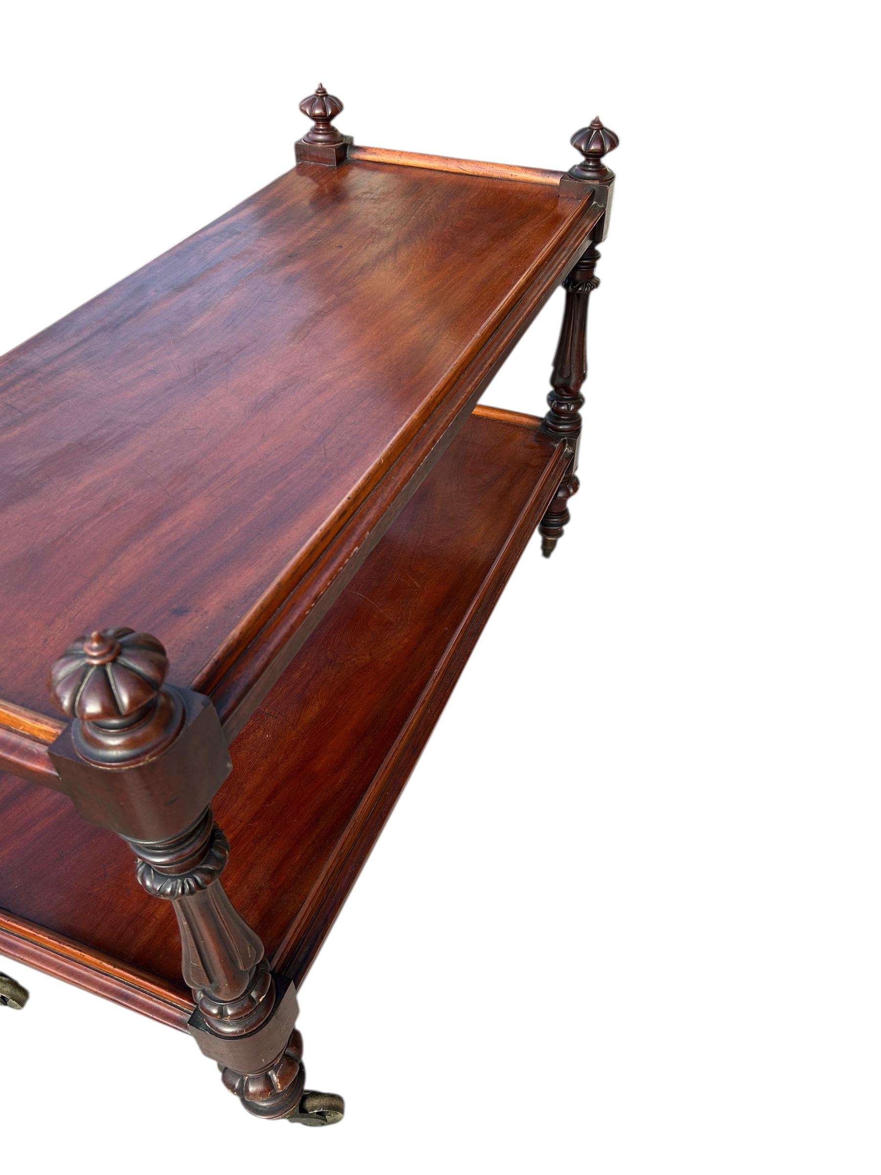 Carrello in mogano inglese del XIX secolo su rotelle in ottone con due ripiani in vendita 5