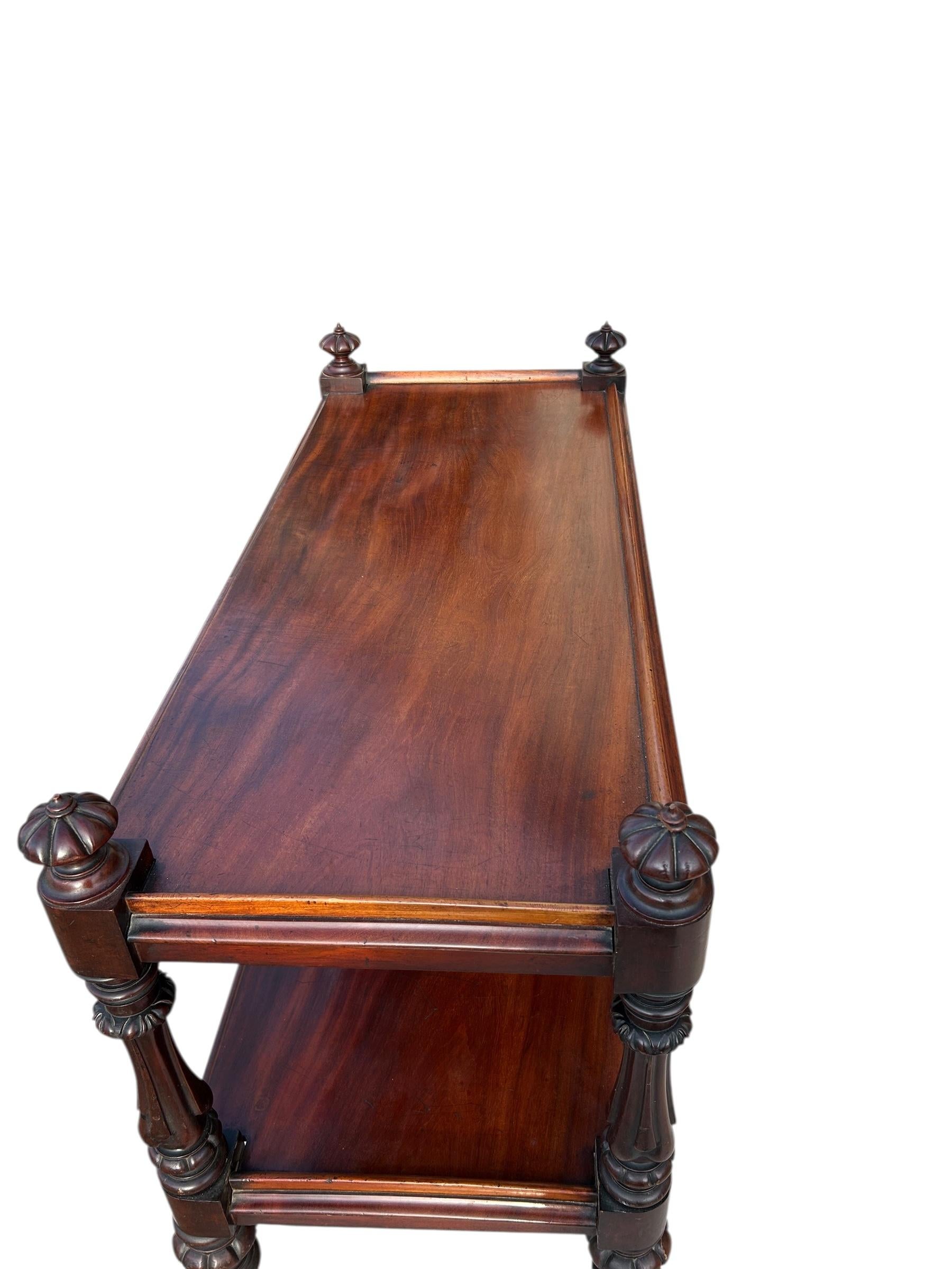 Carrello in mogano inglese del XIX secolo su rotelle in ottone con due ripiani in vendita 6