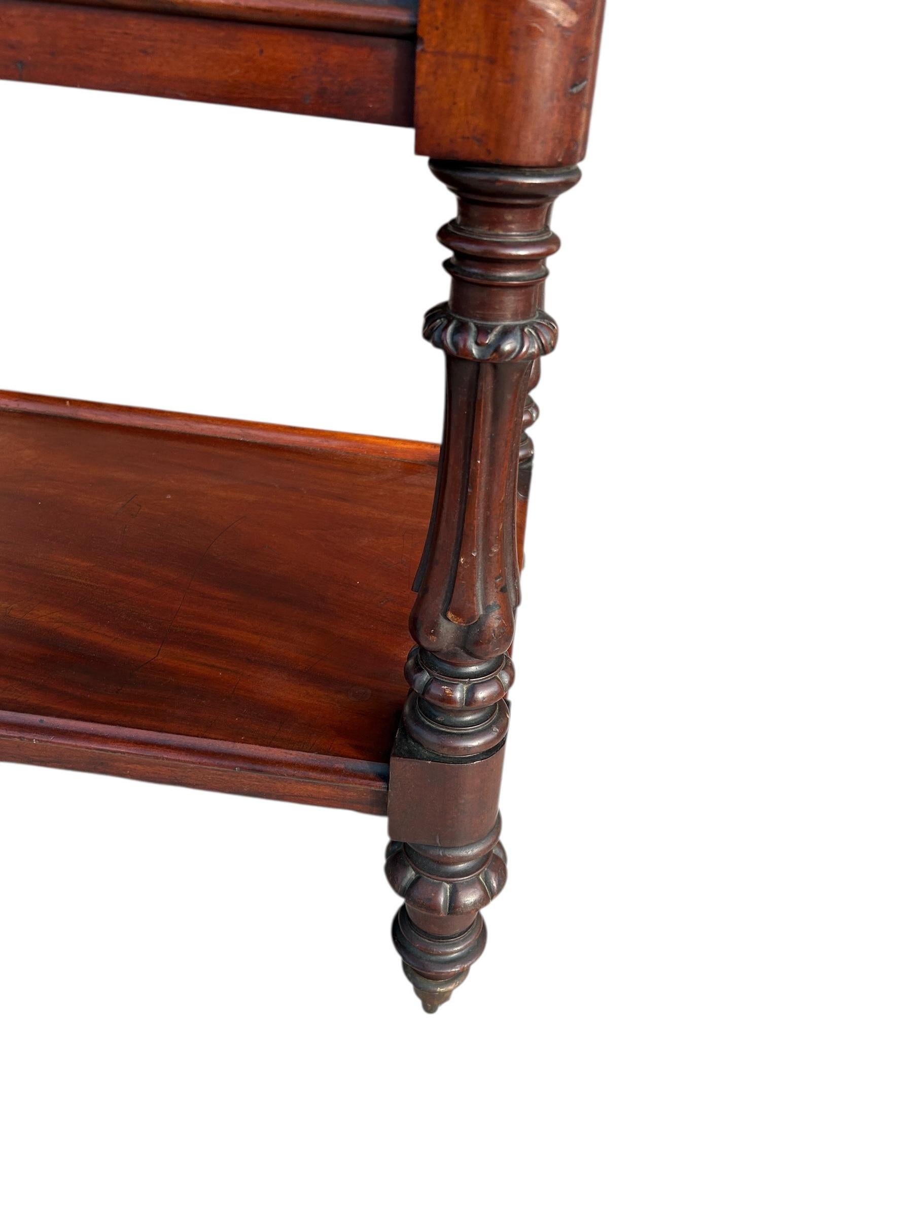 Carrello in mogano inglese del XIX secolo su rotelle in ottone con due ripiani In condizioni buone in vendita a Chapel Hill, NC