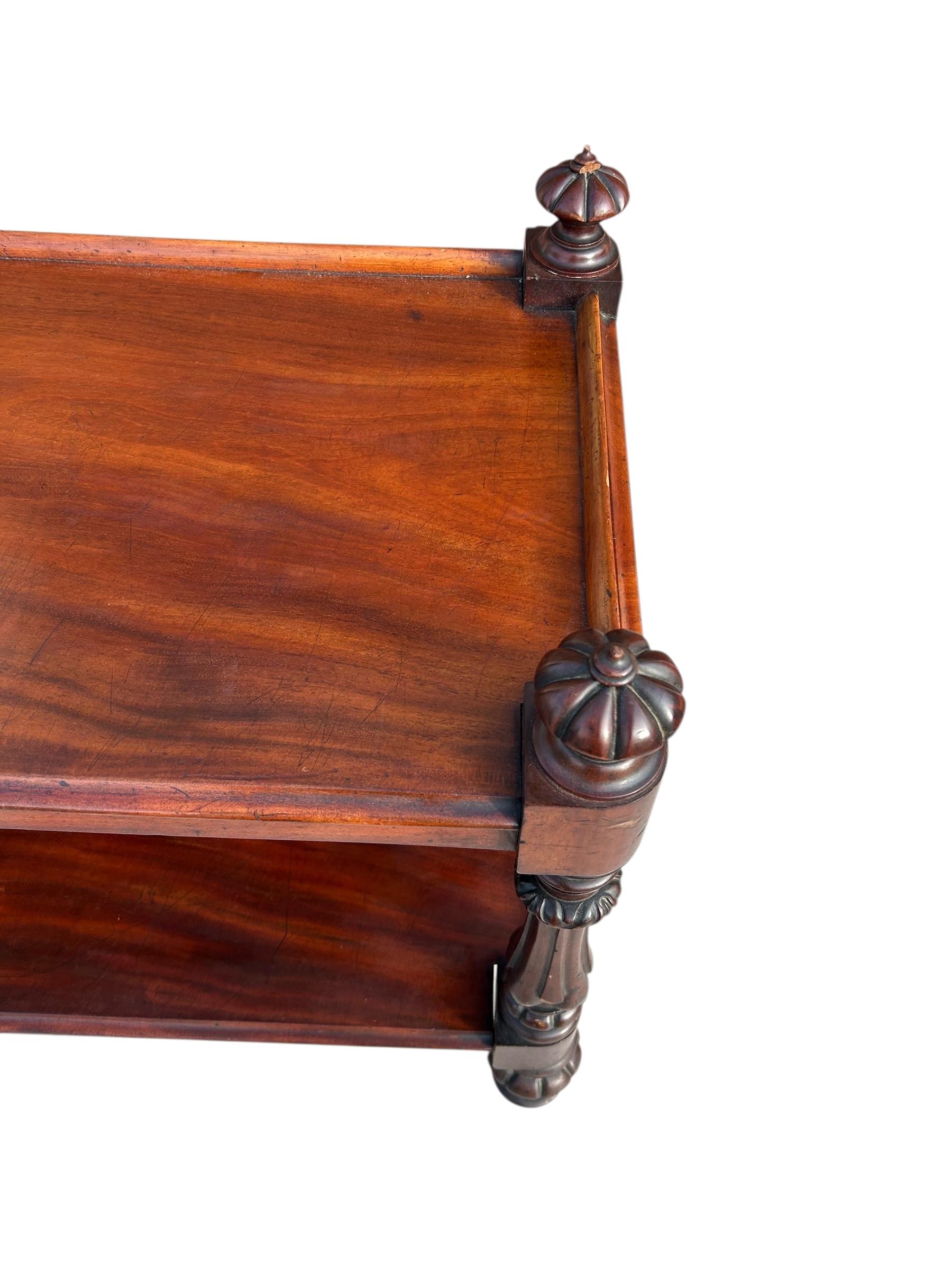 XVIII secolo Carrello in mogano inglese del XIX secolo su rotelle in ottone con due ripiani in vendita