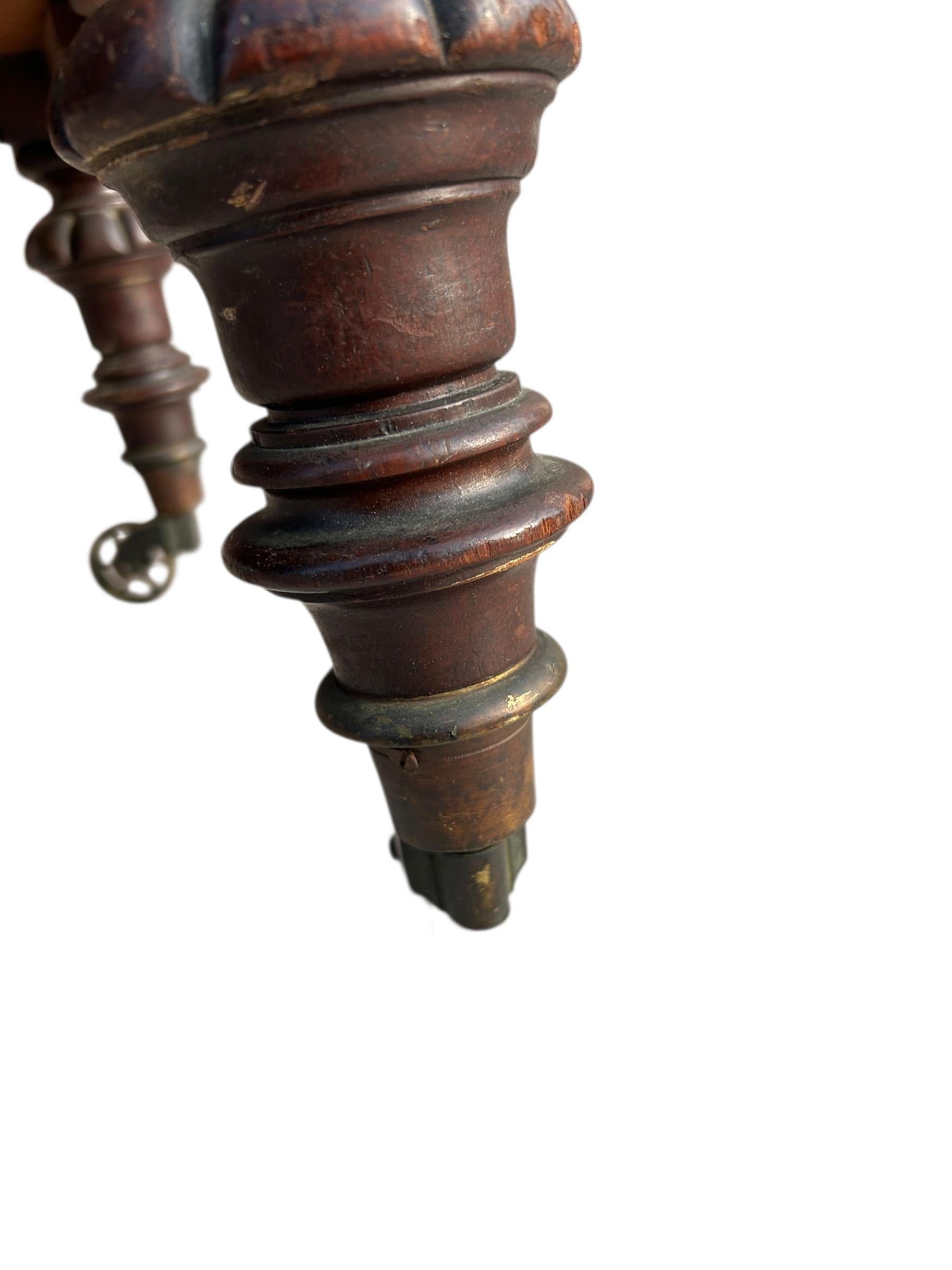 Ottone Carrello in mogano inglese del XIX secolo su rotelle in ottone con due ripiani in vendita