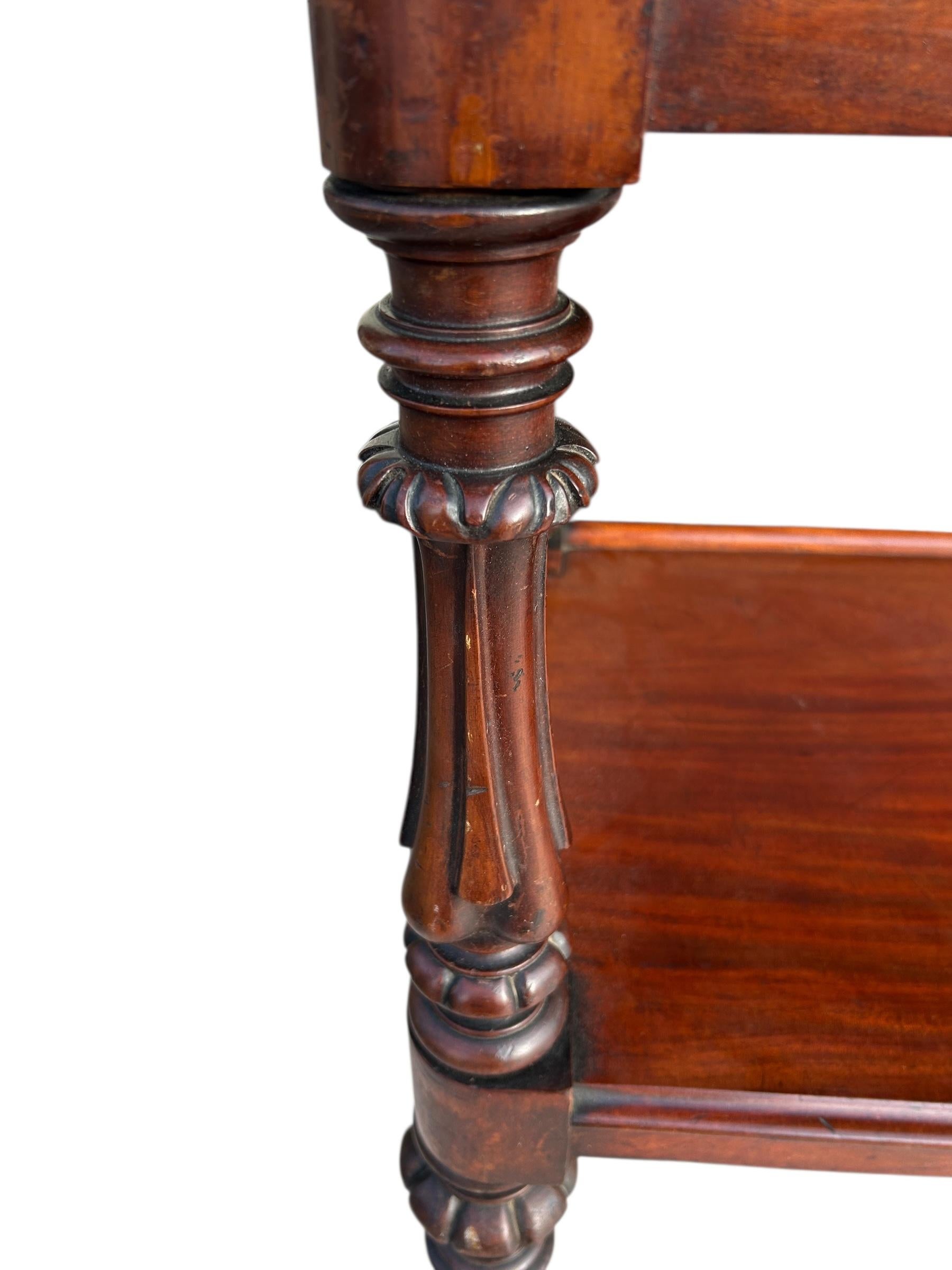 Carrello in mogano inglese del XIX secolo su rotelle in ottone con due ripiani in vendita 1