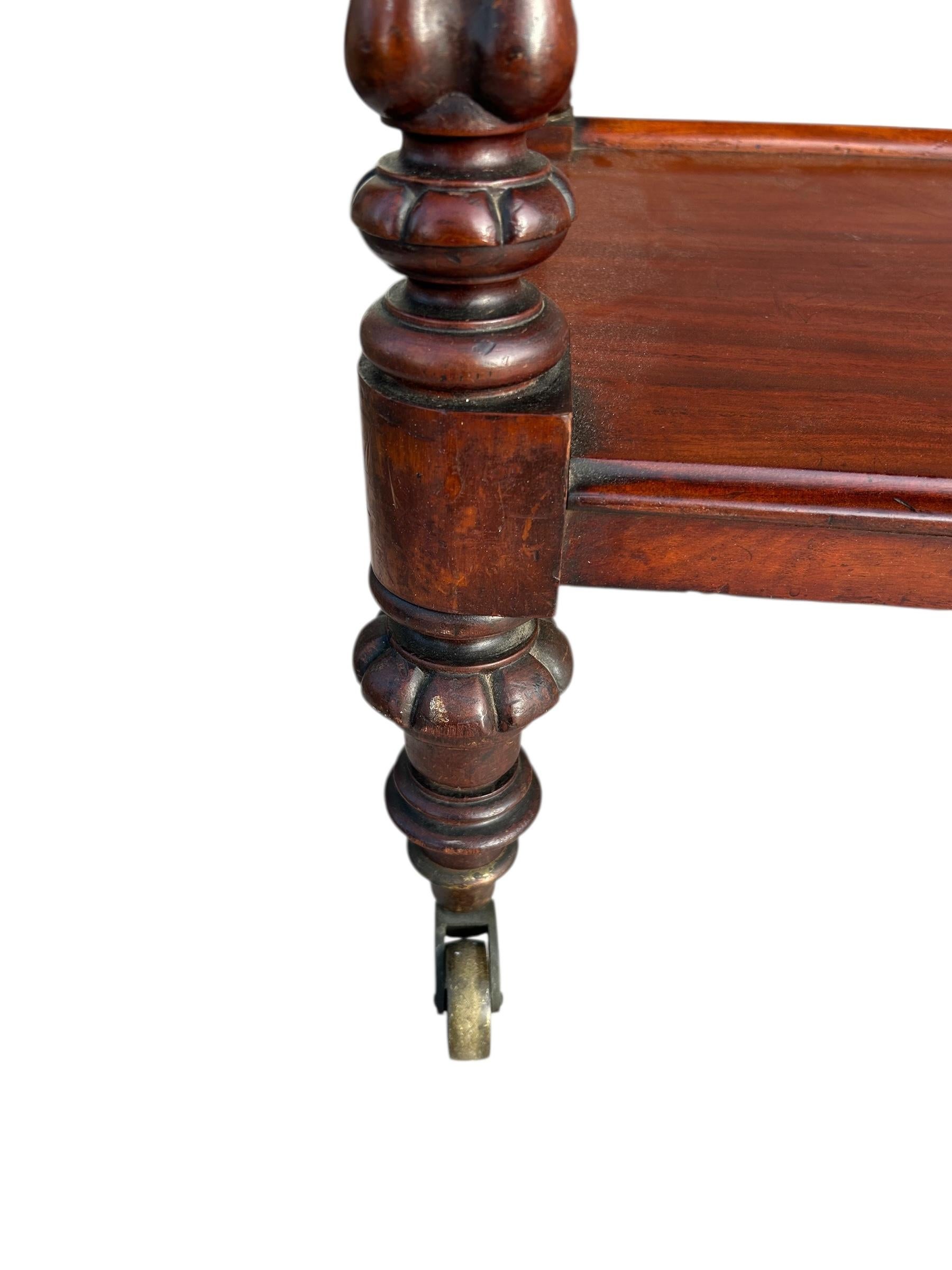 Carrello in mogano inglese del XIX secolo su rotelle in ottone con due ripiani in vendita 2