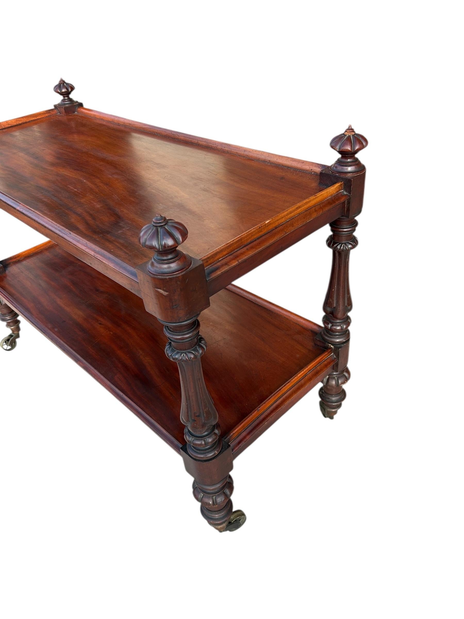 Carrello in mogano inglese del XIX secolo su rotelle in ottone con due ripiani in vendita 3