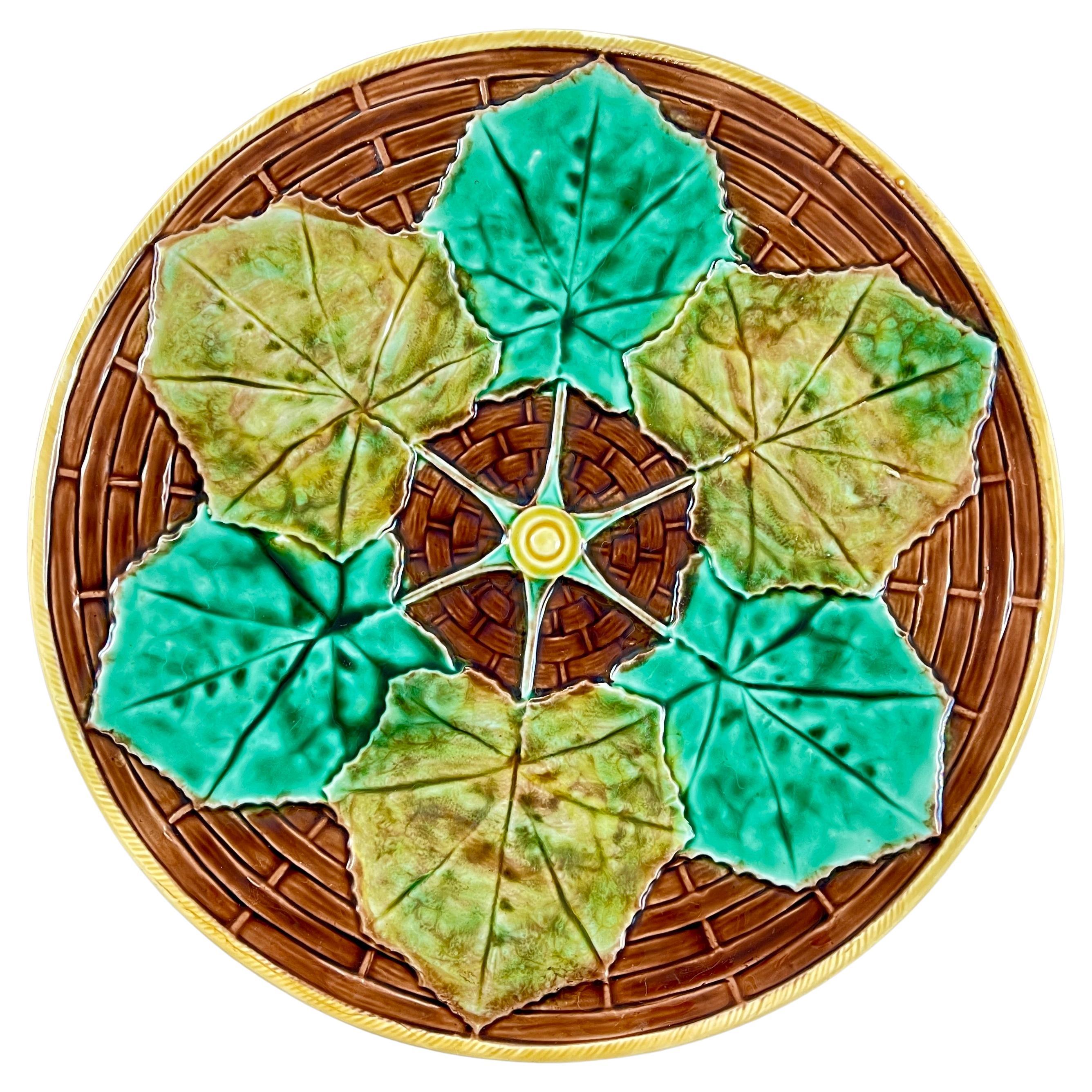 Adams & Bromley English Majolica Overlapping Leaf on Basketweave Cheese Tray (Plateau à fromage en majolique anglaise avec feuilles superposées et tresse)