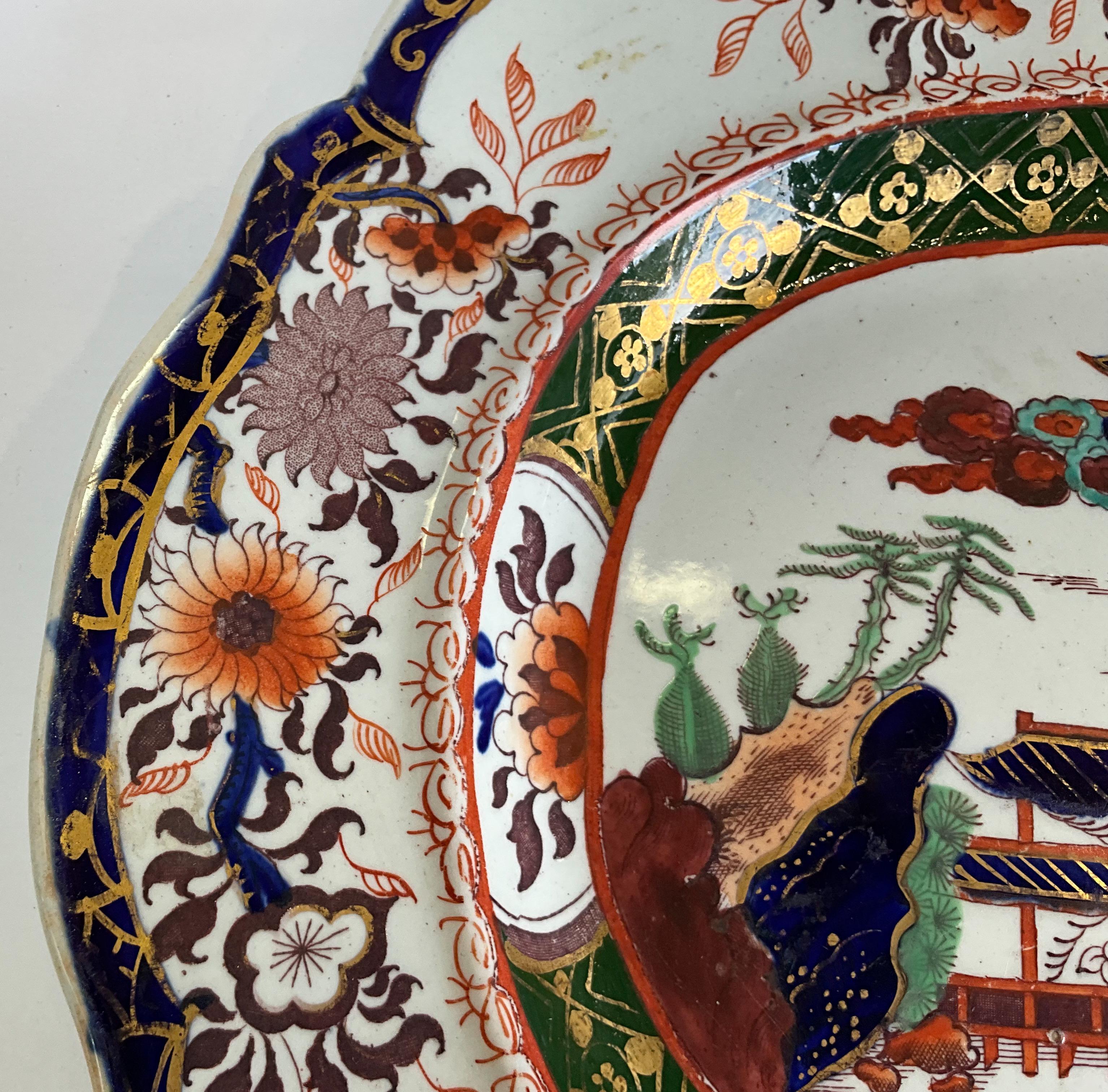 Anglais 19ème siècle. Assiette en pierre de fer de maçon anglais avec pagode de couleur Imari Chinoiserie en vente